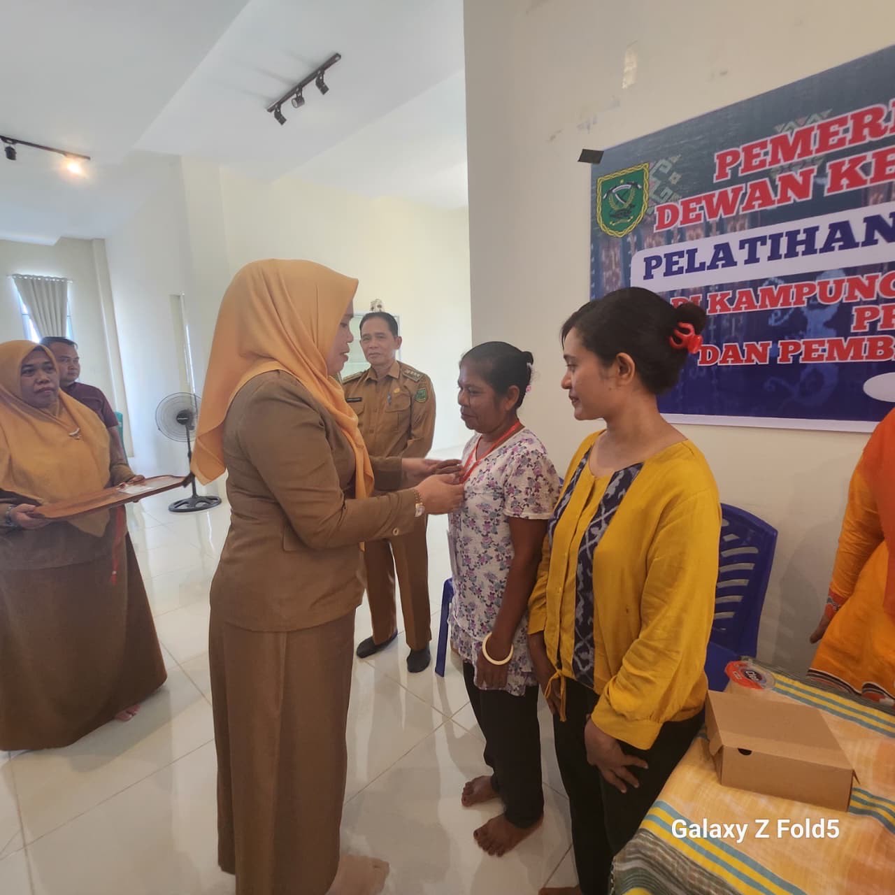 DILATIH: Sebanyak 15 pengrajin tenun di Kabupaten Berau mendapat pelatihan sarung tenun dari Diskoperindag yang didorong menjadi sarung khas Berau. (DISKOPERINDAG BERAU UNTUK BERAU POST)