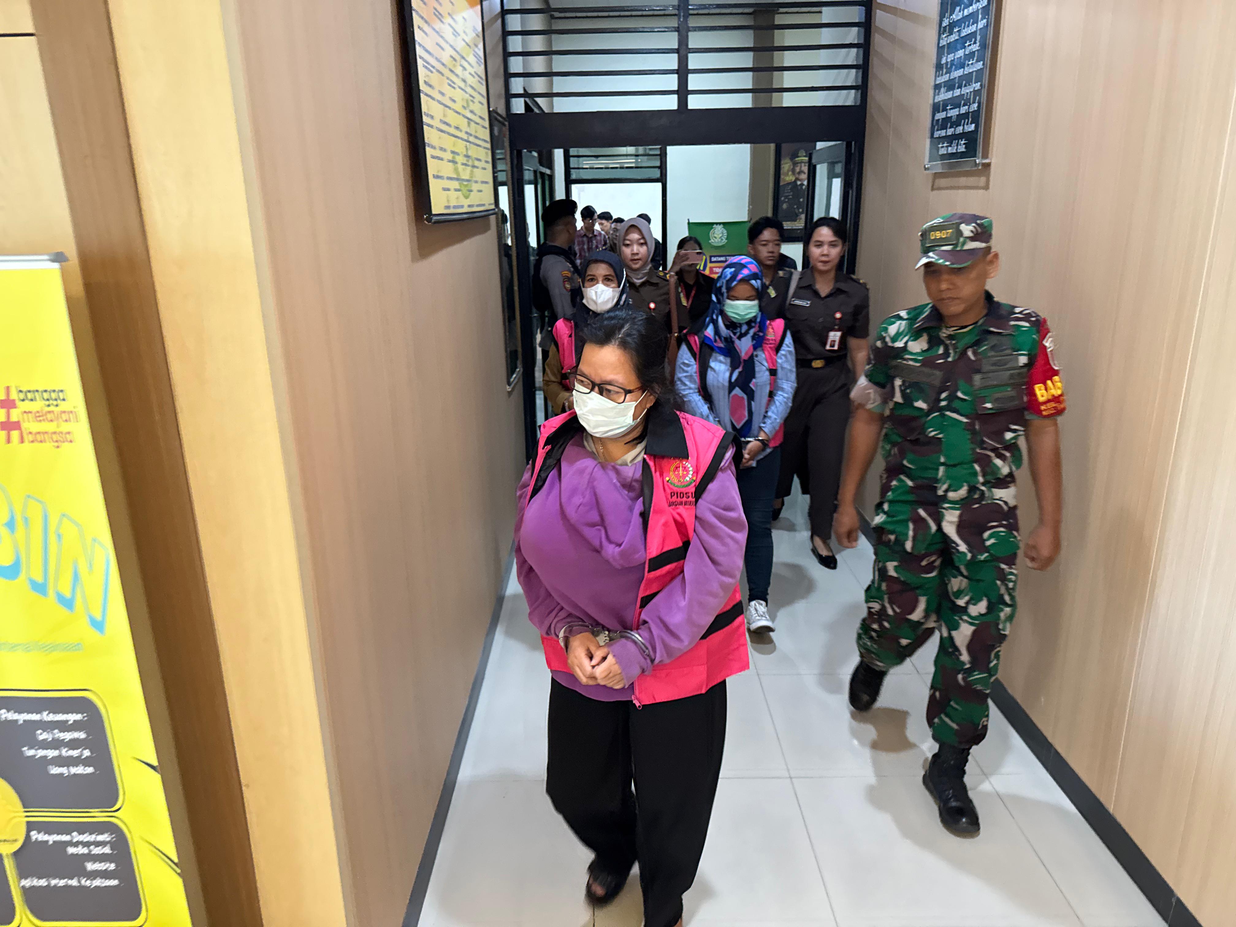 DITAHAN DI LAPAS: Salah seorang tersangka KUR nampak dalam keadaan tidak sehat saat digiring ke mobil Kejari Tarakan, Senin (3/11). (SEPTIAN ASMADI/HRK)