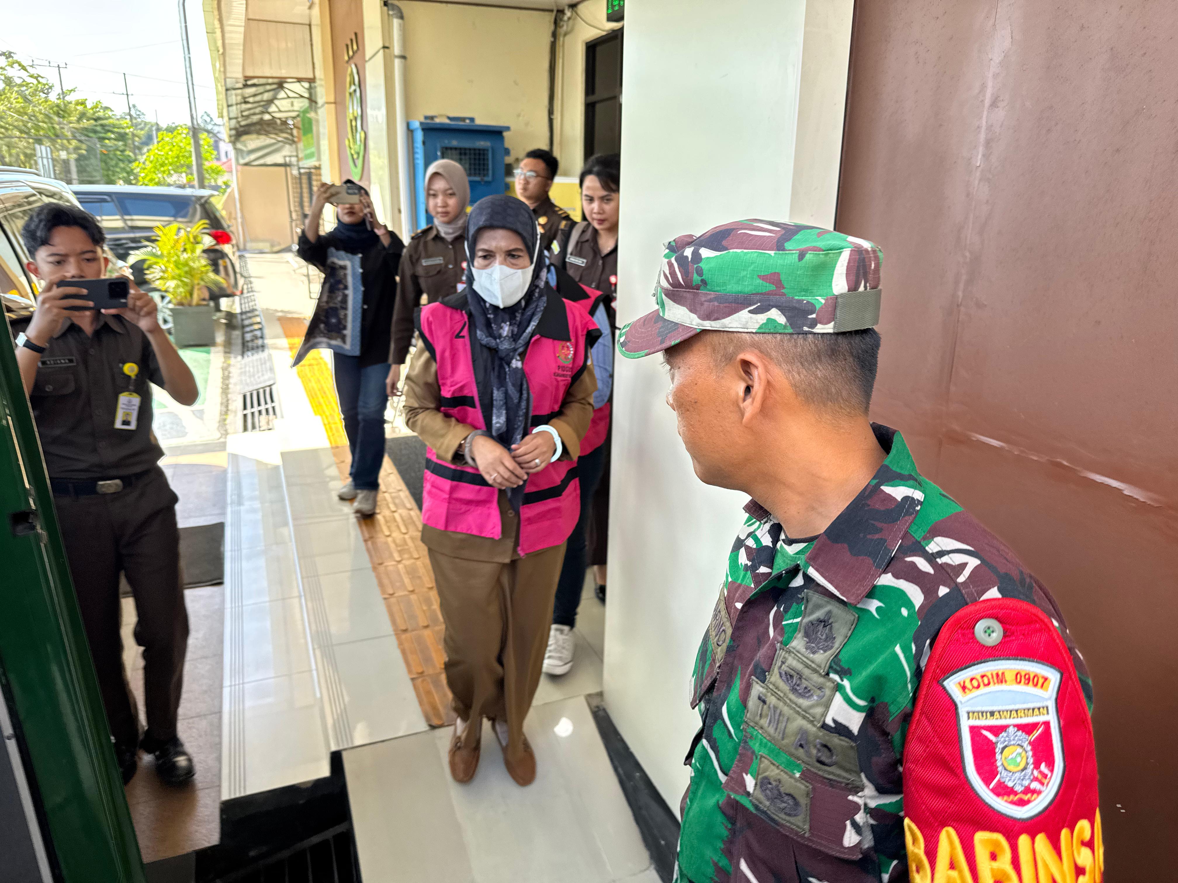 DUGAAN TIPIKOR: Para tersangka dugaan Tipikor penyimpangan penyaluran KUR dibawa ke Lapas Kelas II A Tarakan untuk ditahan, Senin (3/11). (SEPTIAN ASMADI/HRK)