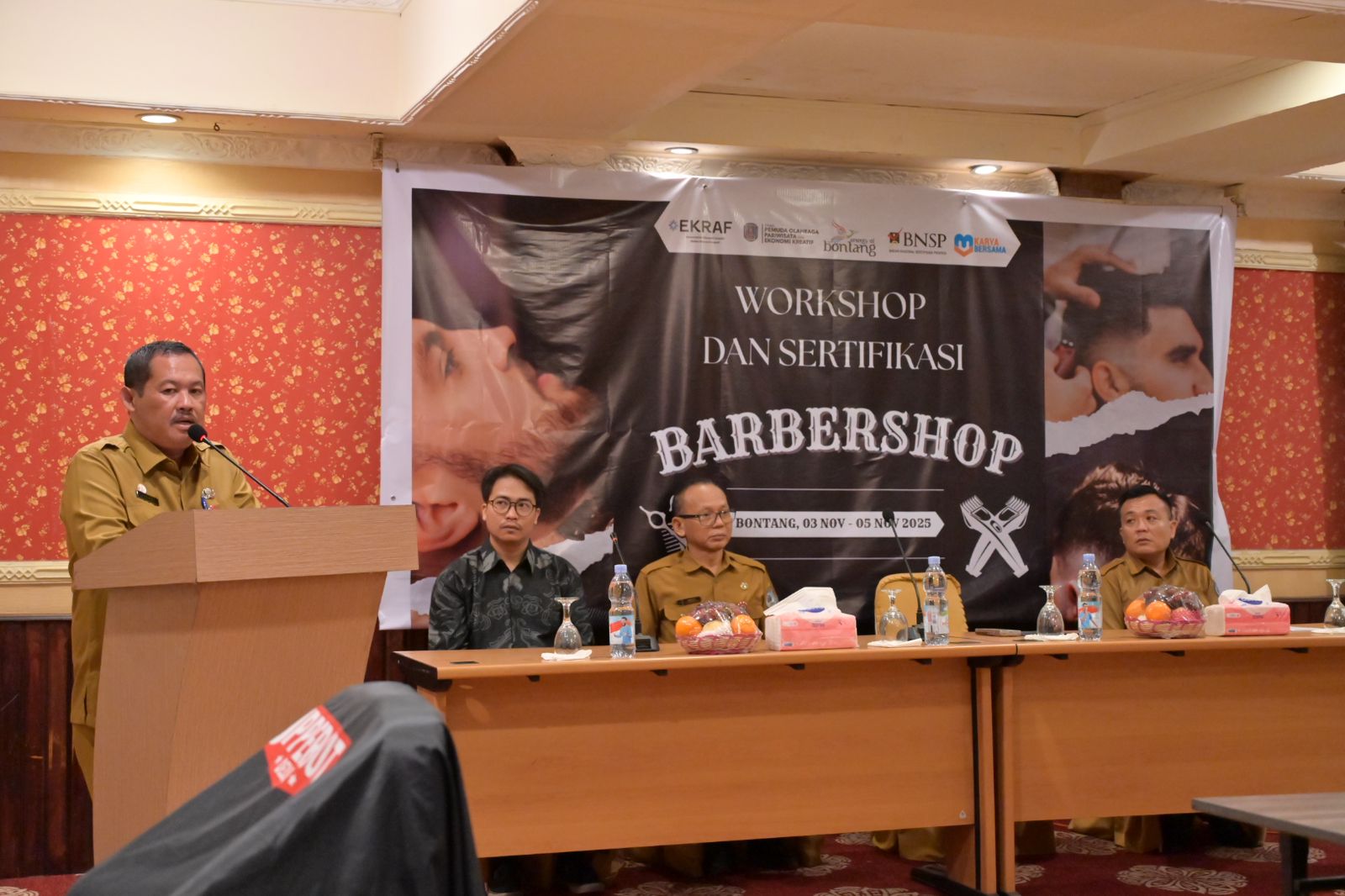 PELATIHAN: Staf Ahli Wali Kota Bidang Pemerintahan, Kemasyarakatan, dan Sumber Daya Manusia Kota Bontang Lukman saat membuka Pelatihan dan Sertifikasi Barbershop Bersertifikat BNSP Tahun 2025.