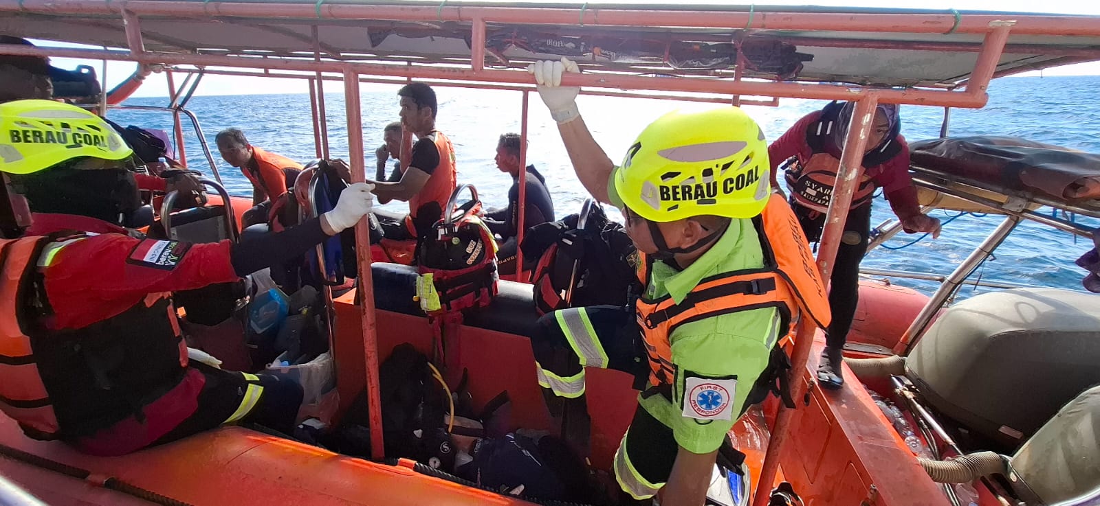 PENCARIAN: Tim ERG PT Berau Coal, terjun langsung ke tkp tenggelamnya KM Mina Maritim 148 di Perairan Talisayan. (ERG PT BERAU COAL UNTUK BERAU POST)