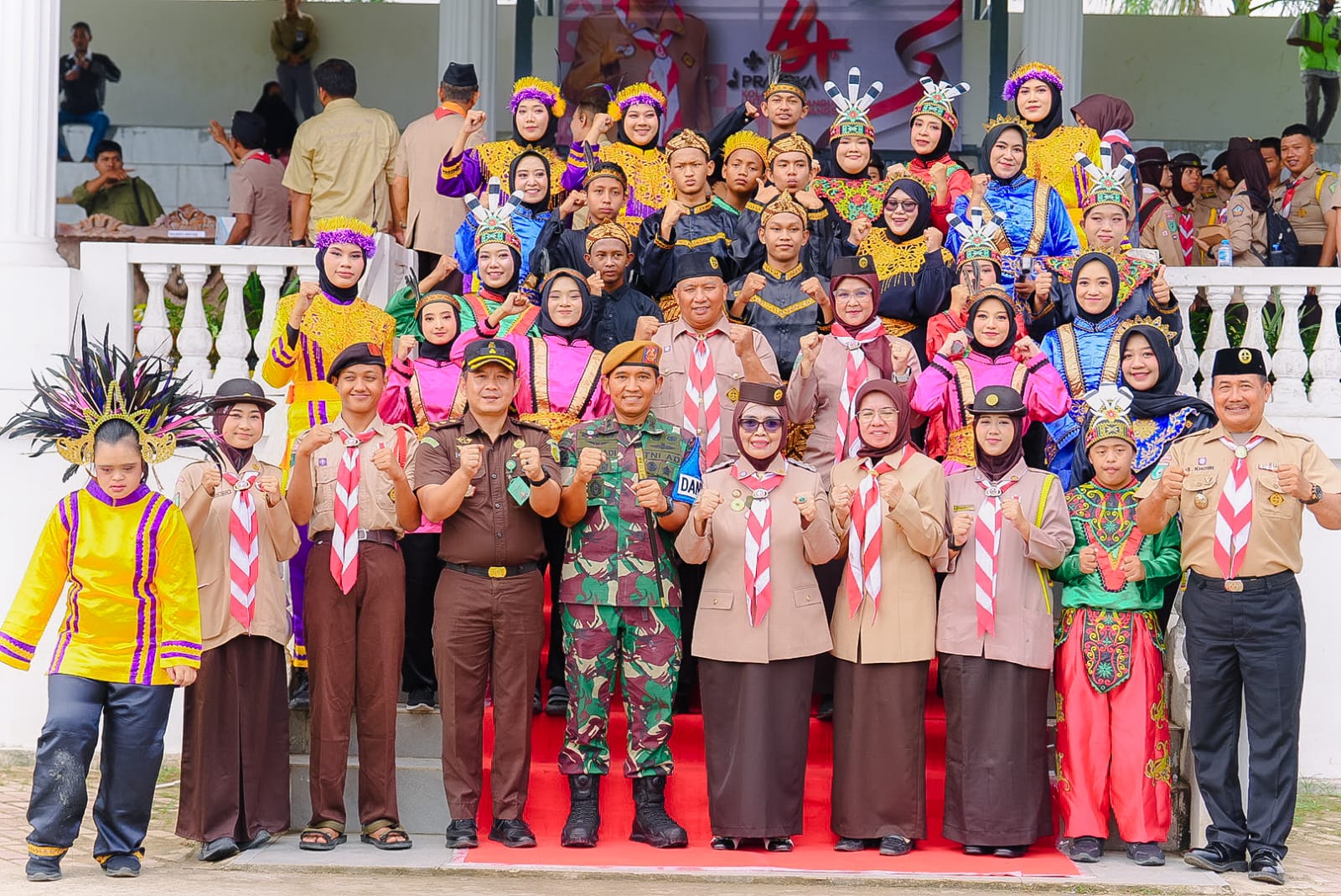 PERKUAT KARAKTER: Pelaksanaan upacara peringatan HUT ke-64 Pramuka Kota Bontang. Wali Kota Bontang Neni Moerniaeni juga turut berfoto bersama setelah upacara. (KMF-ADIEPRAJA.)