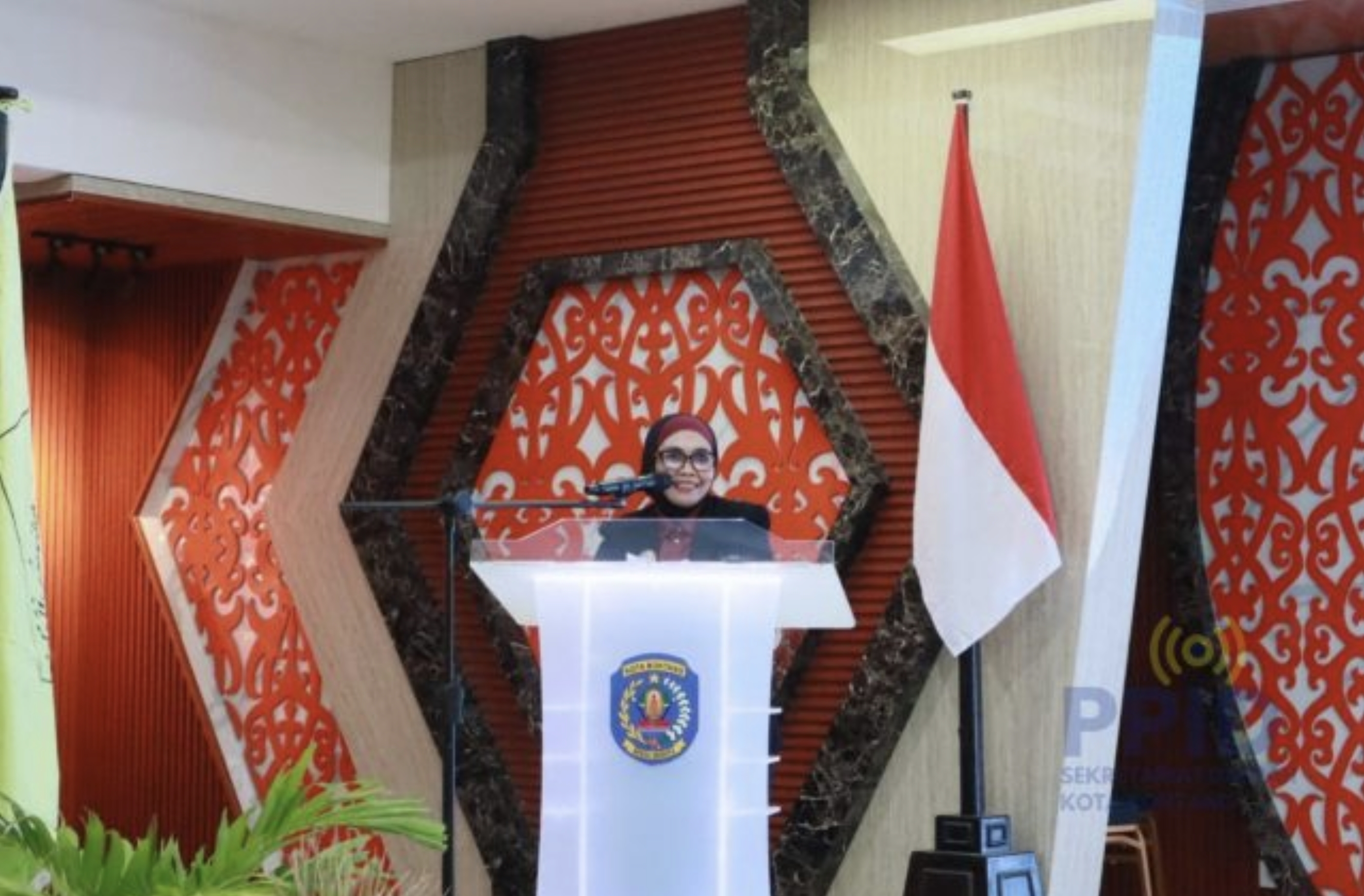 WISUDA: Wali Kota Bontang Neni Moerniaeni saat menghadiri Wisuda Mahasiswa STIT-SYAMS Bontang Angkatan XVI Tahun 2025. (DISKOMINFO BONTANG UNTUK BERAU POST)
