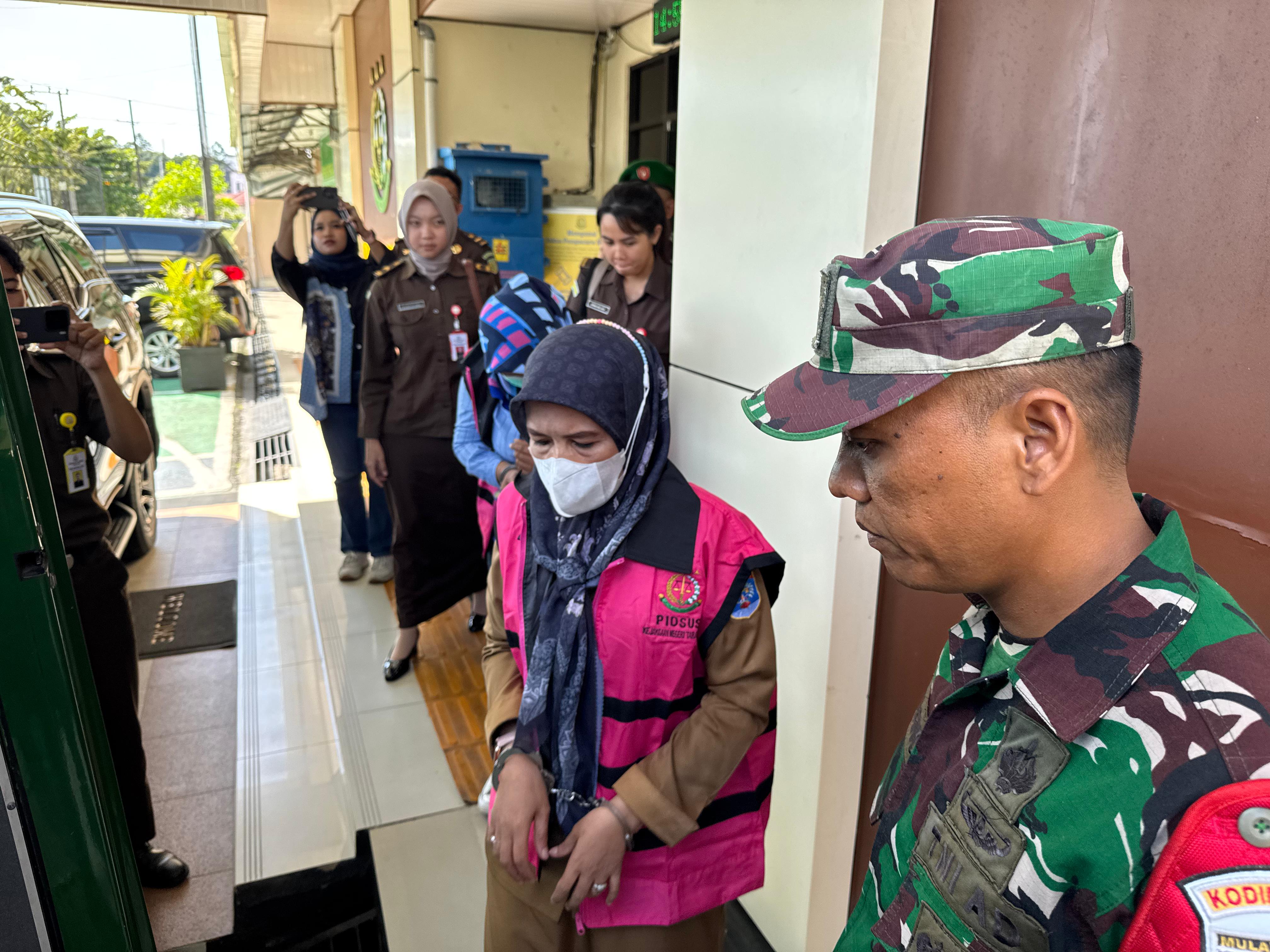 PENAHANAN: Tersangka Tipikor penyimpangan KUR dibawa ke Lapas Kelas II A Tarakan untuk ditahan. (HRK)