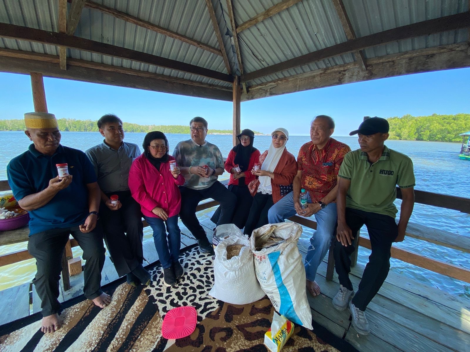 MANGROVE: Bupati Berau Sri Juniarsih mendampingi Utusan Khusus Presiden Seychelles untuk ASEAN, Nico Barito, saat mengunjungi Kampung Buyung-buyung Kecamatan Tabalar. (PROKOPIM UNTUK BP)