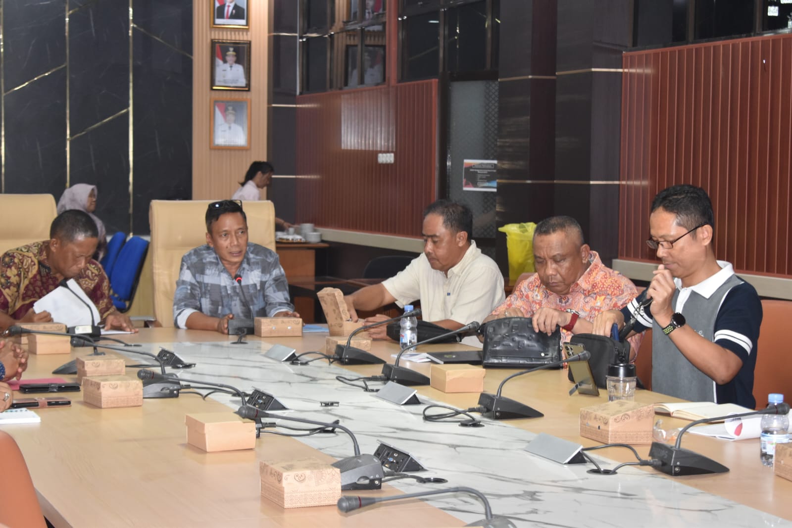 CAPAIAN TRIWULAN: Bupati Bulungan Syarwani (paling kiri) mendengarkan paparan evaluasi kinerja BUMD dan BLUD untuk triwulan I, II dan III. (IPUNK/HRK)