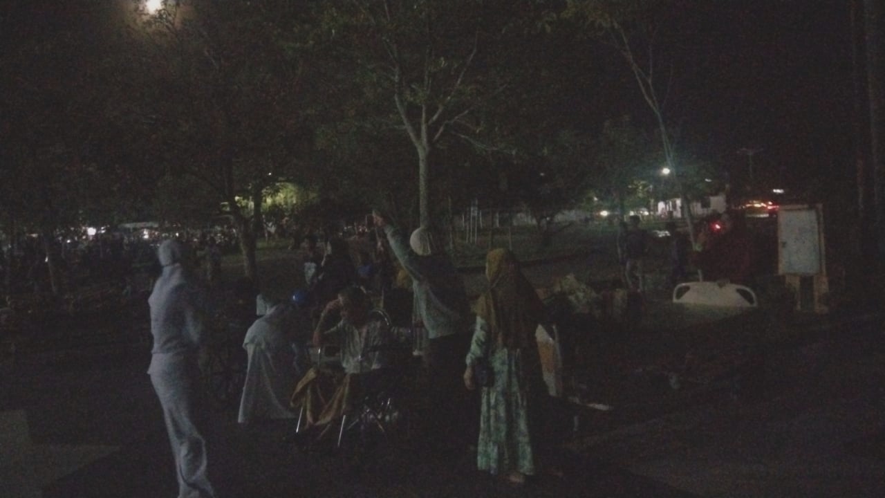GEMPA: Terlihat sejumlah Pasien RSUD Jusuf SK dievakuasi keluar gedung rumah sakit dikarenakan guncangan gempa yang melanda Tarakan. (SEPTIAN ASMADI/HRK)