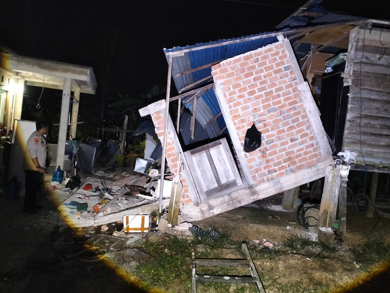 DAMPAK GEMPA: Salah satu rumah warga Jalan Sei Sembakung, Kelurahan Mamburungan, Tarakan Timur  ambruk usai dilanda gempa di Tarakan, Rabu (5/11).(BPBD TARAKAN UNTUK HRK)