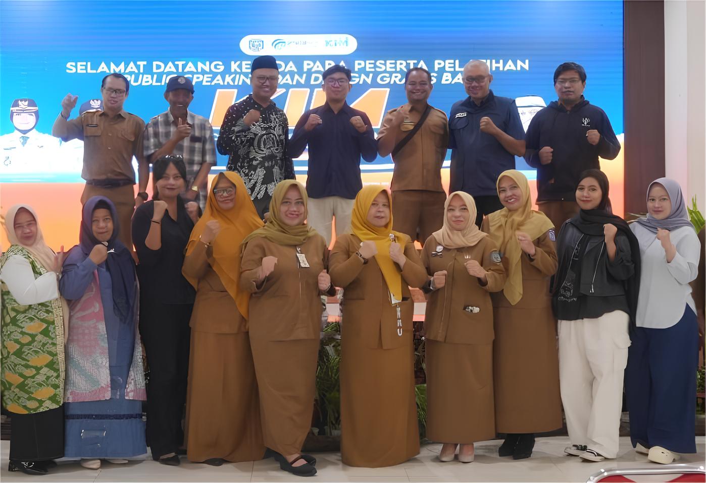 PUBLIC SPEAKING: Diskominfo Bontang saat melaksanakan Pelatihan Speaking dan Desain Grafis di Pendopo Rumah Jabatan Wali Kota Bontang, Selasa (4/11). (KMF-ADINUNG/FIRMAN)