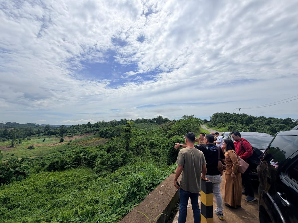 CEK LOKASI: Perwakilan Dispora dan IMI Berau saat melakukan pengecekan lokasi yang nantinya akan dibangun sirkuit permanen. (ARTA KUSUMA YUNANDA/BP)