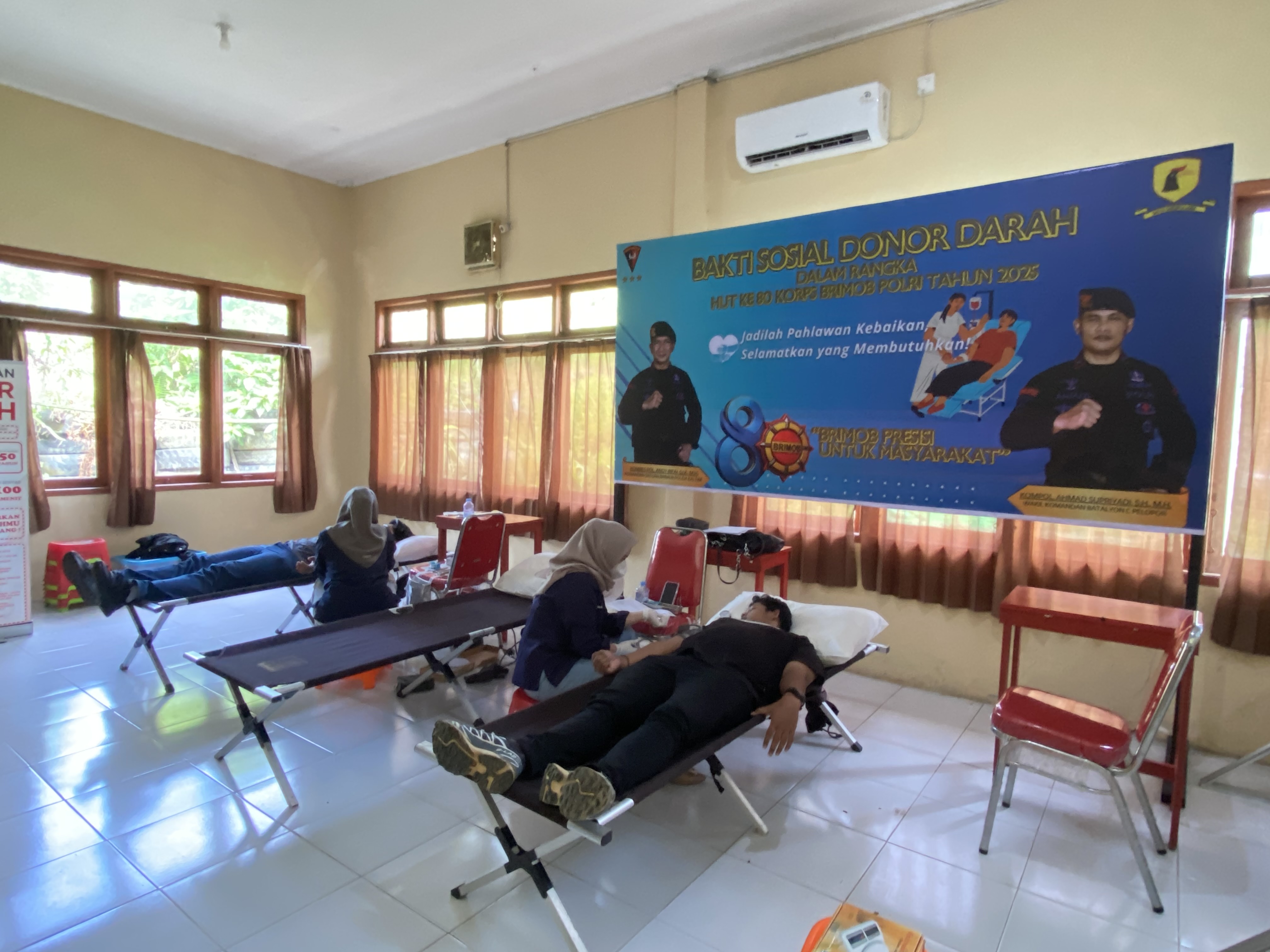 DONOR DARAH: Pelaksanaan donor darah dalam rangkat HUT ke-80 Korps Brimob di Kompi 3 Batalyon C Pelopor Berau, diikuti  masyarakat hingga mitra tugas seperti personel POLRI dan TNI.  (SENO/BP)