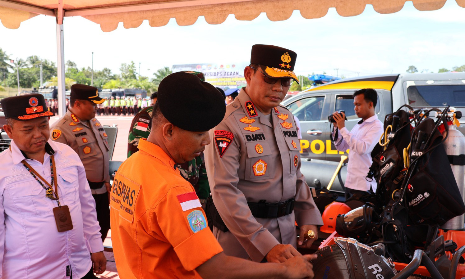 POTENSI BENCANA: Kapolda Kaltara Irjen Pol Djati Wiyoto Abadhy (kanan) memeriksa sarana dan prasarana penanggulangan bencana. (POLDA KALTARA)