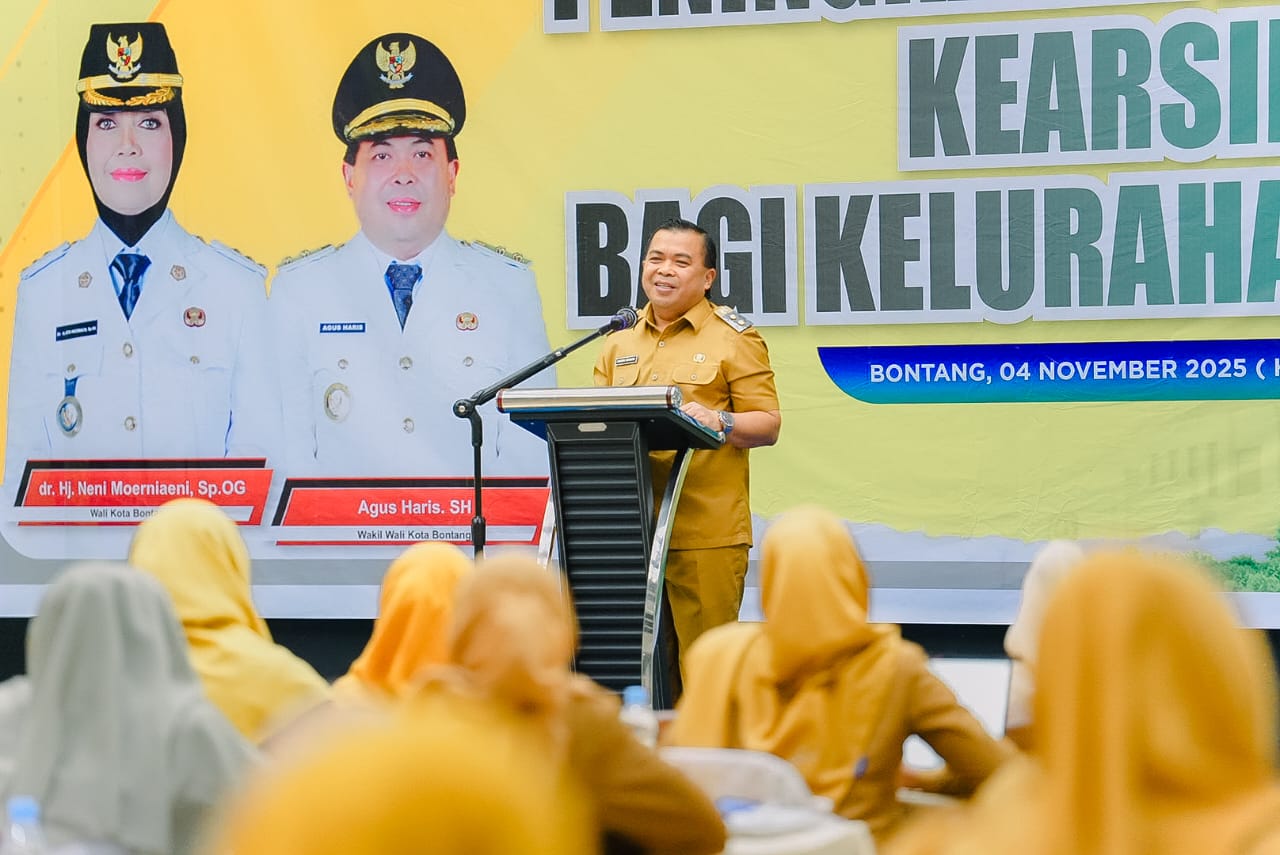 DIBUKA: Wakil Wali Kota Bontang Agus Haris membuka Bimtek Peningkatan Kompetensi Kearsipan bagi Kelurahan dan Unit Pelaksana Teknis di Ballroom Grand Equator Hotel, Selasa (4/11) pagi. (KMF-ADIEPRAJA)