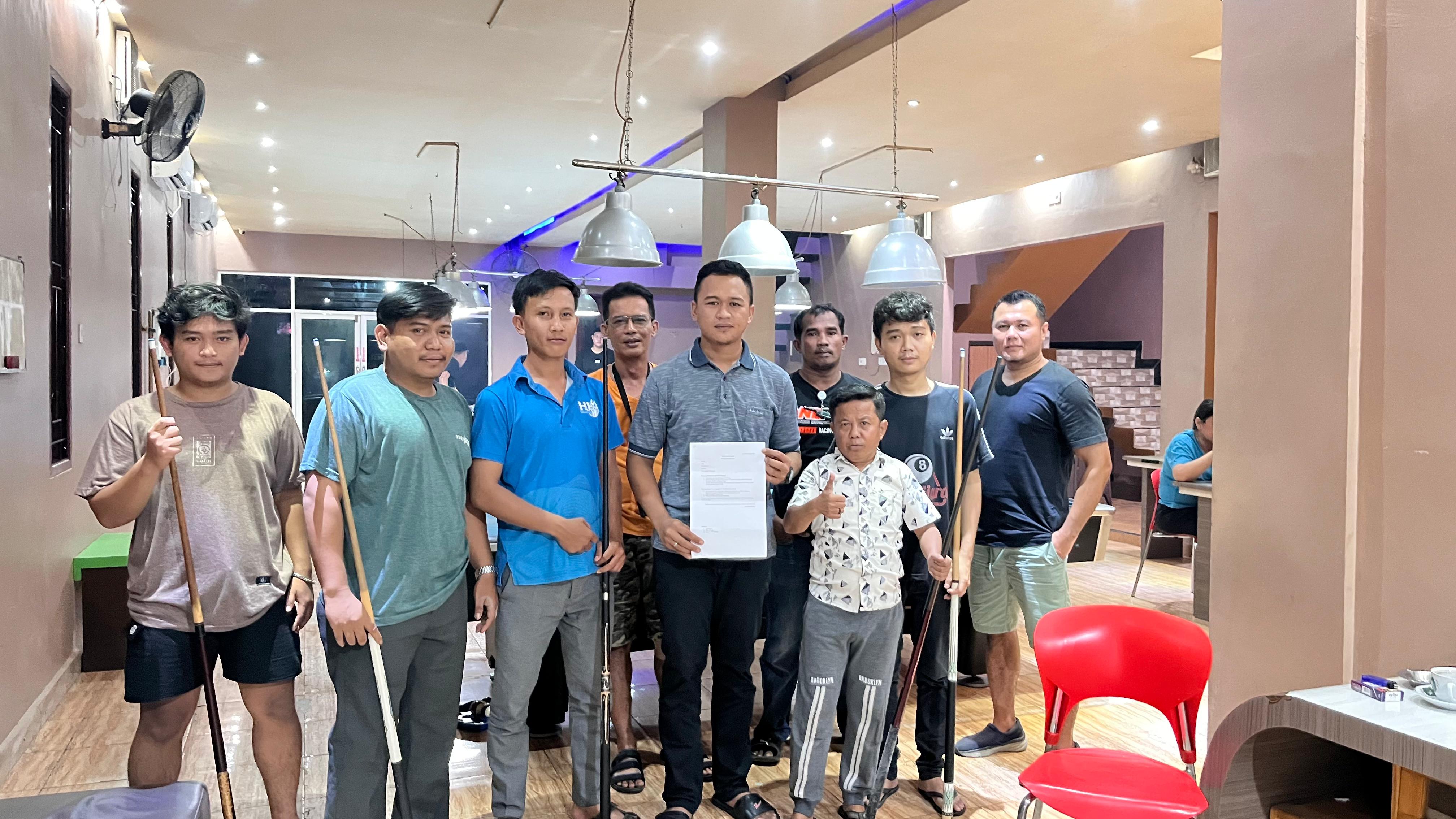 MOSI TIDAK PERCAYA: Beberapa atlet biliar Berau mengeluarkan mosi tidak percaya kepada Ketua POBSI Berau Saidin. (ANTO UNTUK BERAU POST ANTO UNTUK BERAU POST)