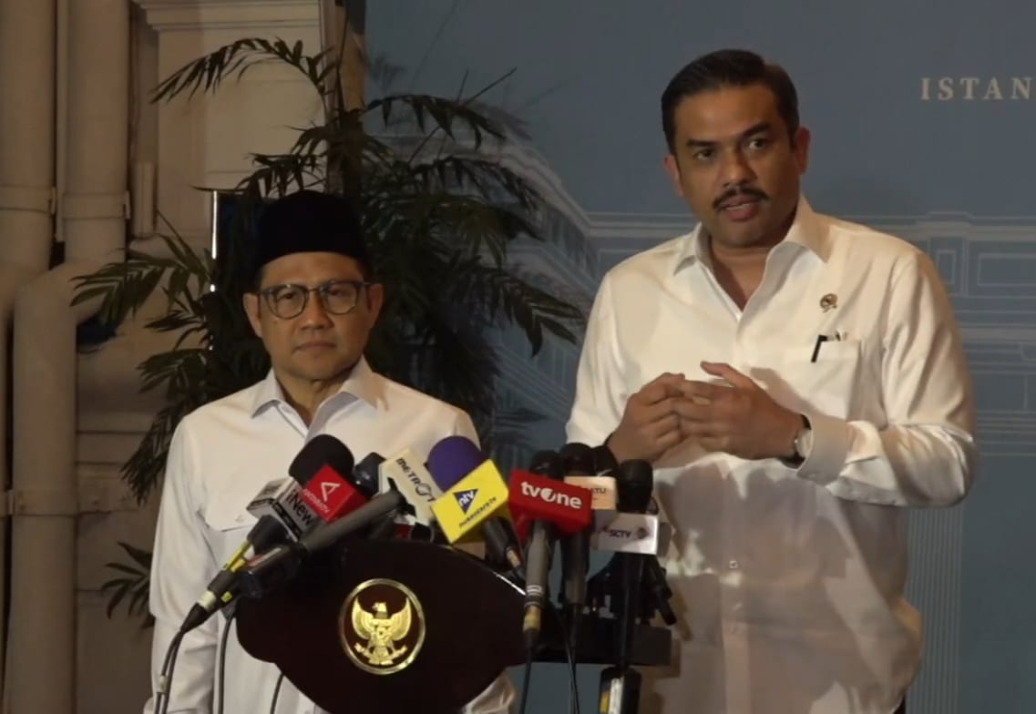 Menteri UMKM Maman Abdurrahman (kanan) menyampaikan arahan Presiden Prabowo agar UMKM mulai beralih ke produk lokal. (YouTube/Kemenko Pemberdayaan Masyarakat)