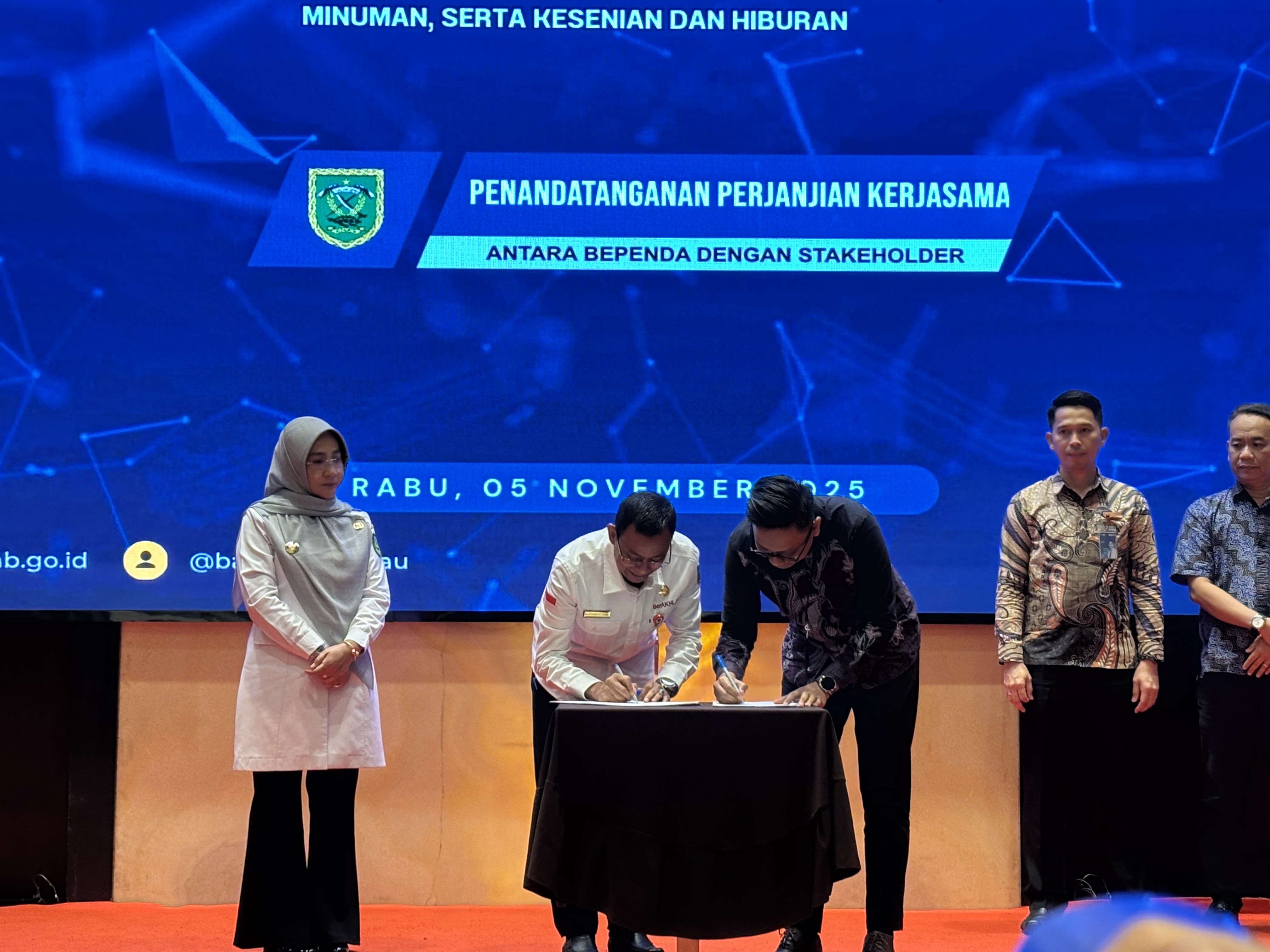 PENANDATANGANAN: Kepala Bapenda Berau, Djupiansyah Ganie, bersama stakeholder terkait saat menandatangani perjanjian kerja sama yang disaksikan Bupati Berau Sri Juniarsih. (IZZA/BP)