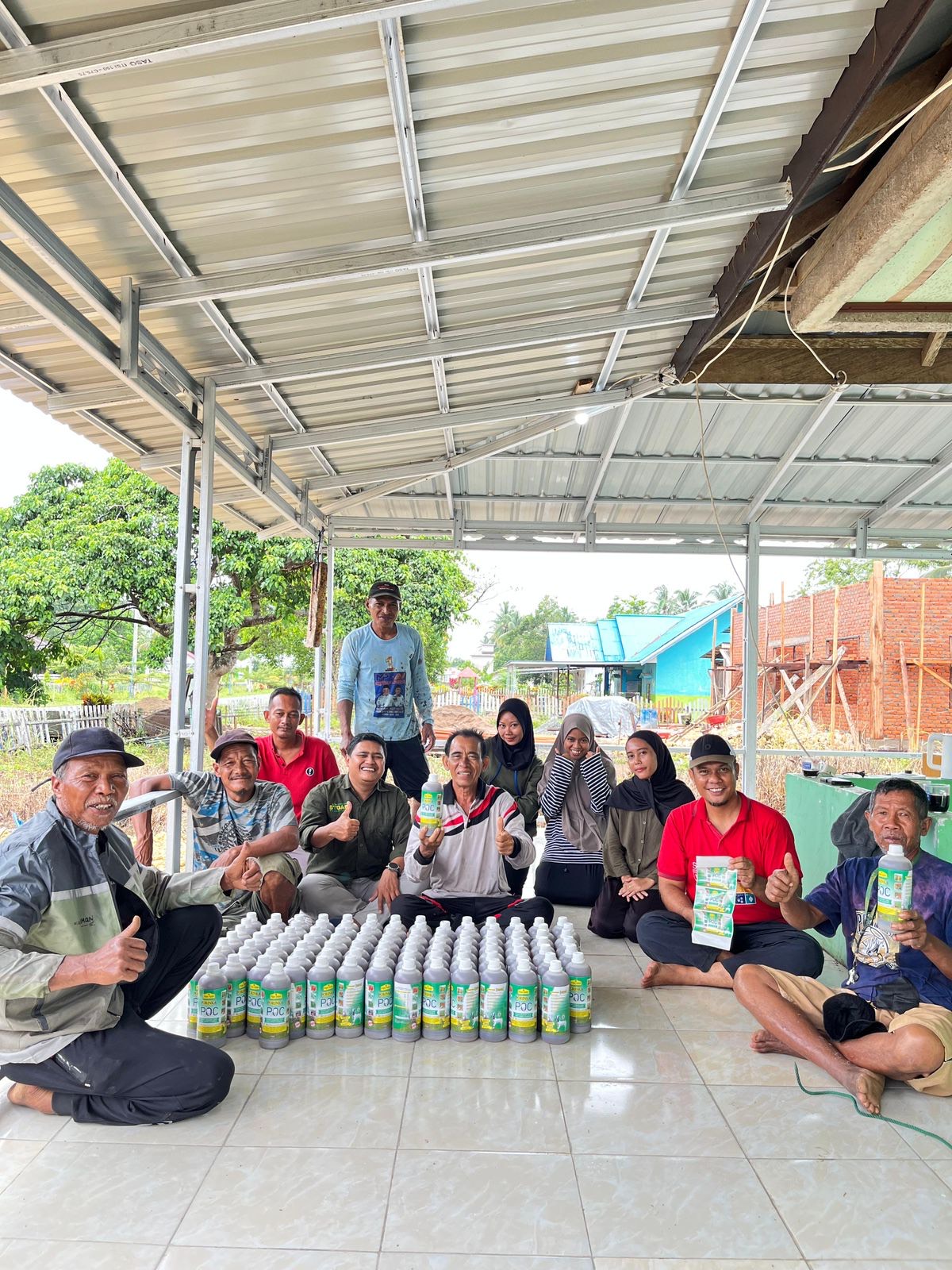PRODUK UNGGULAN: Porinka atau Pupuk Organik Cair berbahan dasar urin kambing kini jadi produk unggulan Kampung Kayu Indah. (SENO/BP)