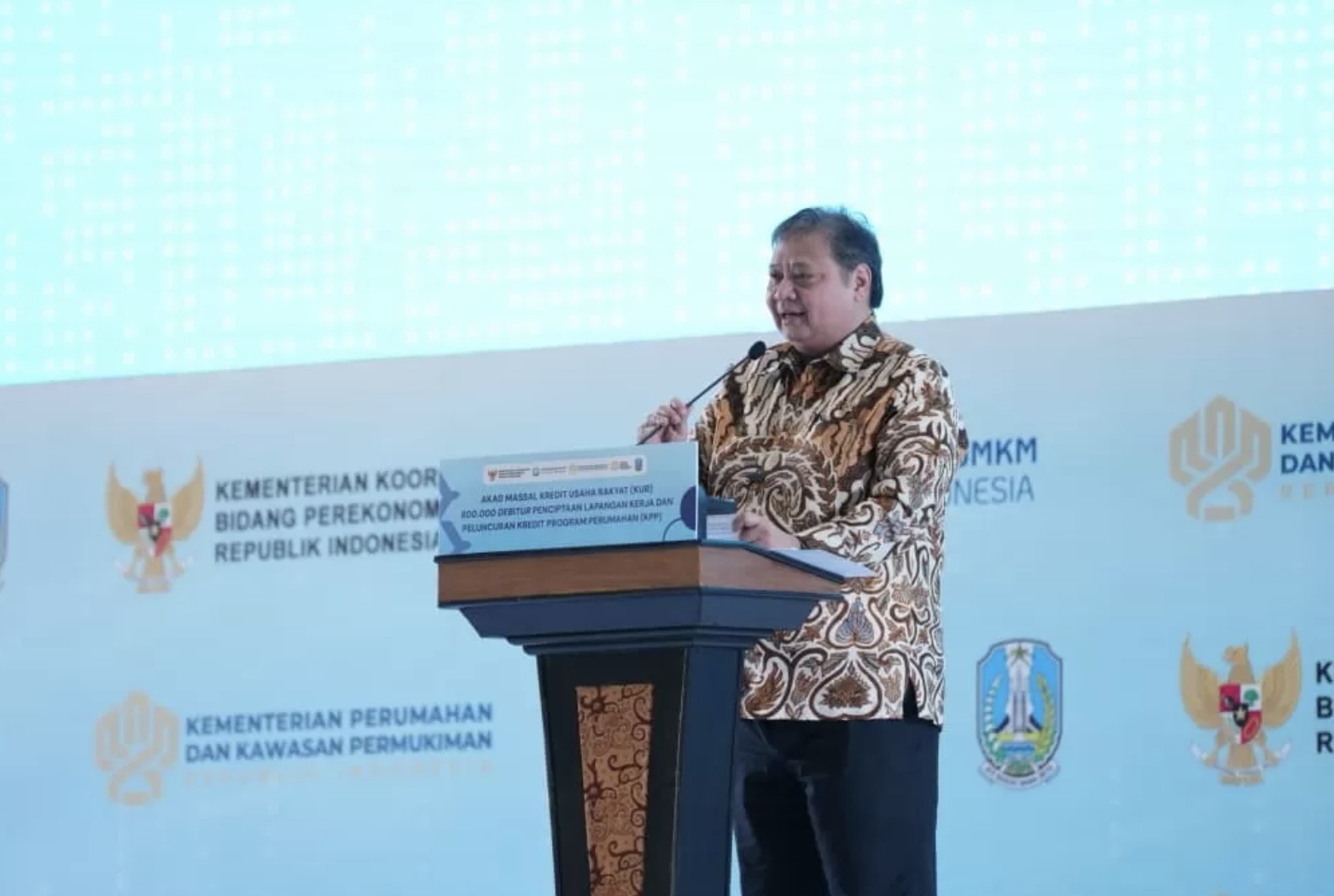 Menko Bidang Perekonomian Airlangga Hartarto mewakili Presiden Prabowo Subianto dalam acara Akad Massal KUR Nasional dan KPP di Surabaya, Selasa (21/10). (Istimewa)