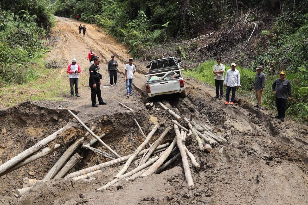 TERBENTUR ANGGARAN: Keterbatasan anggaran menjadi penyebab utama tertundanya pembangunan infrastruktur jalan di perbatasan. (HRK)