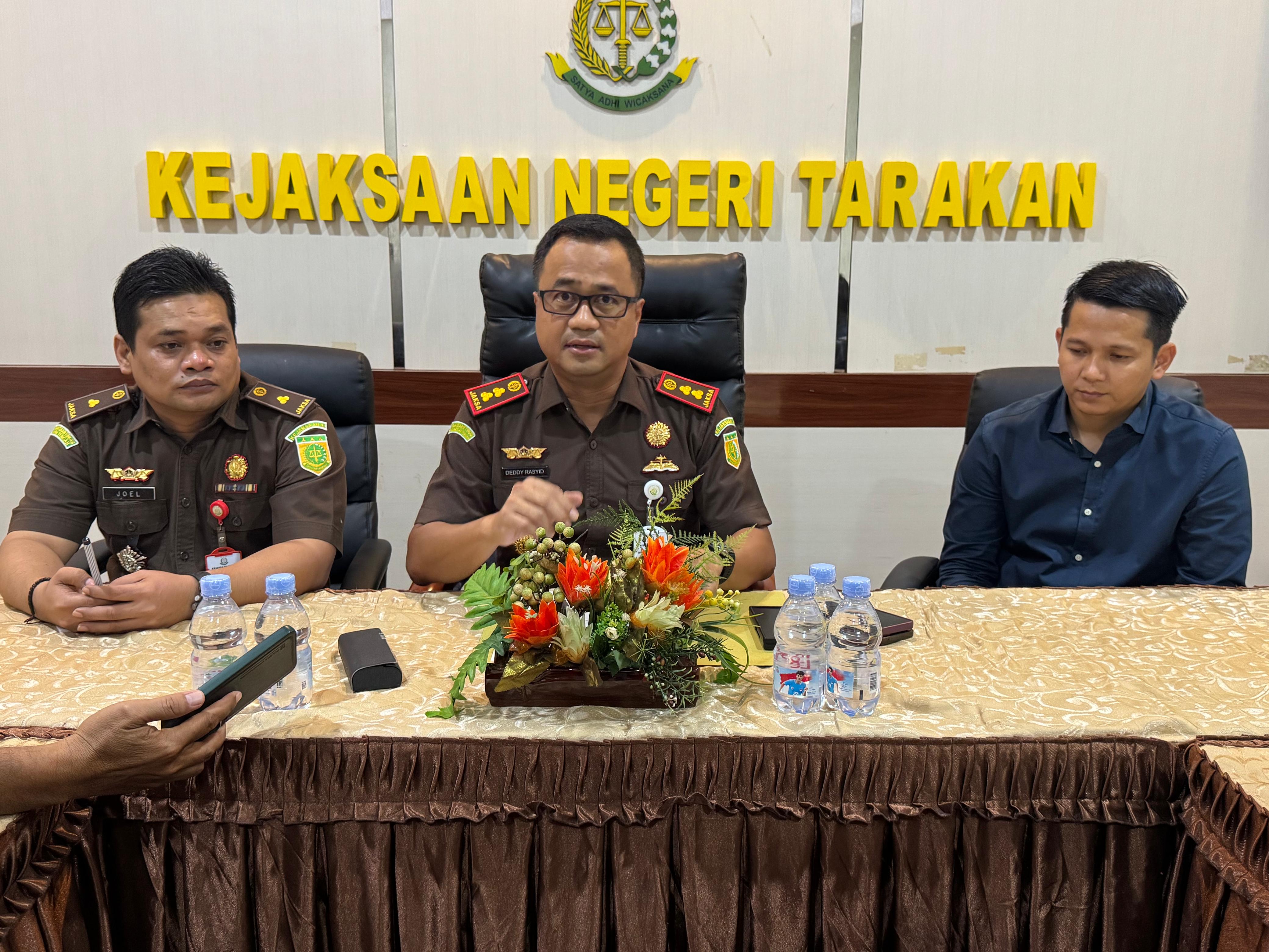 BERI PENJELASAN: Kepala Kejari Tarakan Deddy Yuliansyah Rasyid (tengah) didampingi para kepala seksi menjelaskan kasus dugaan korupsi KUR. (SEPTIAN ASMADI/HRK)