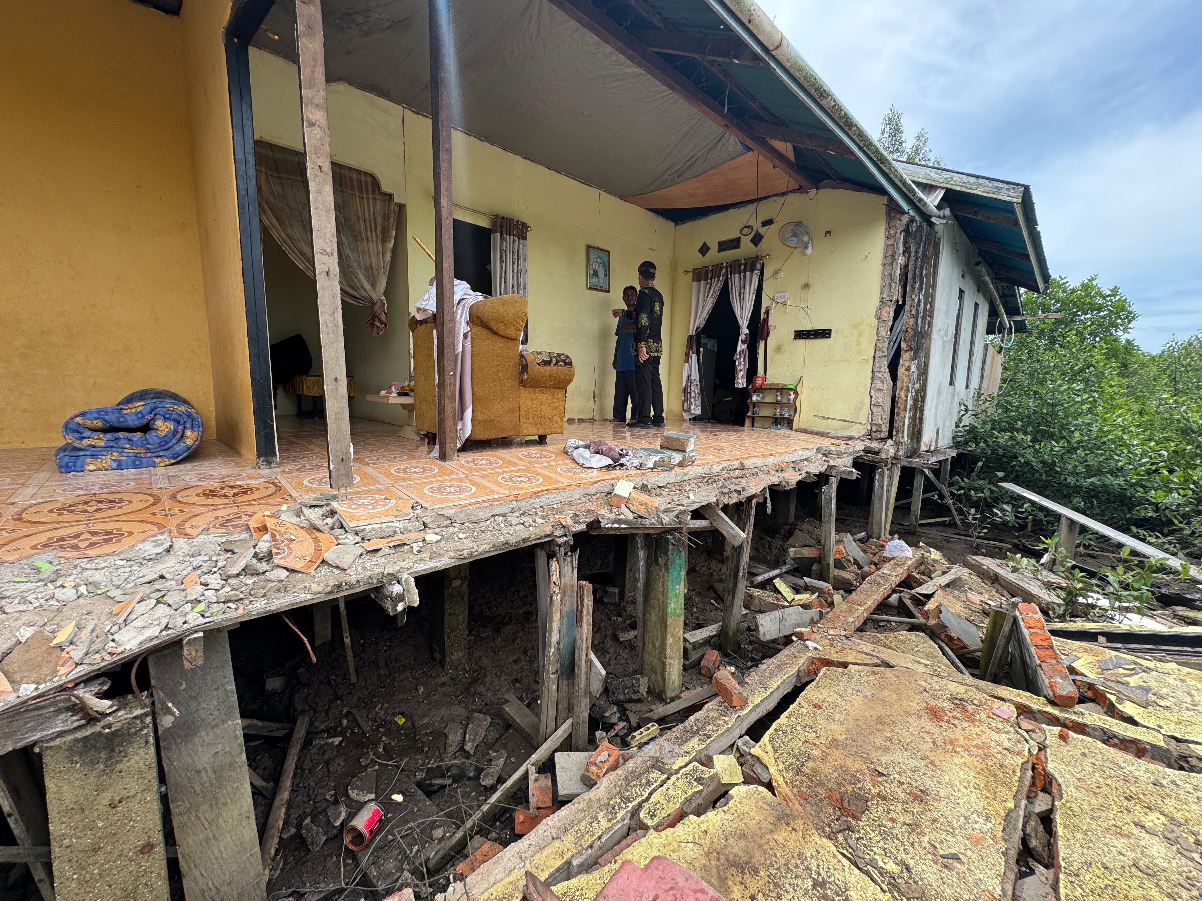 RUSAK PARAH: Sebagian rumah warga di Kelurahan Mamburungan, Tarakan Timur ambruk pascagempa, Rabu (5/11) malam. (SEPTIAN ASMADI/HRK)