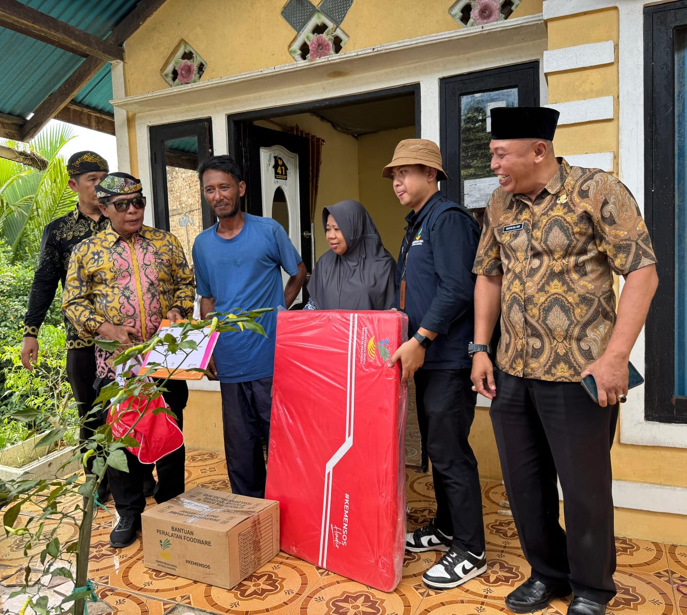BANTU KORBAN GEMPA: Gubernur Kaltara Zainal Arifin Paliwang (paling kiri) mengunjungi warga yang menjadi korban gempa di Kelurahan Mamburungan, Tarakan Timur, Kamis (6/11). (SEPTIAN ASMADI/HRK)