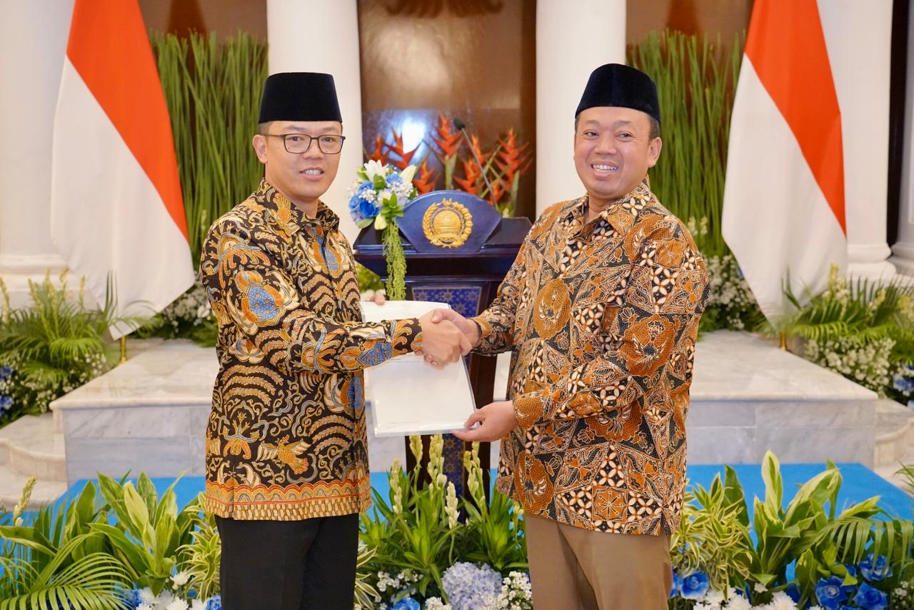 PENYERAHAN: Menteri ATR/BPN Nusron Wahid menyerahkan Sertipikat Hak Pakai kepada Menteri Luar Negeri, Sugiono pada Kamis (06/11).