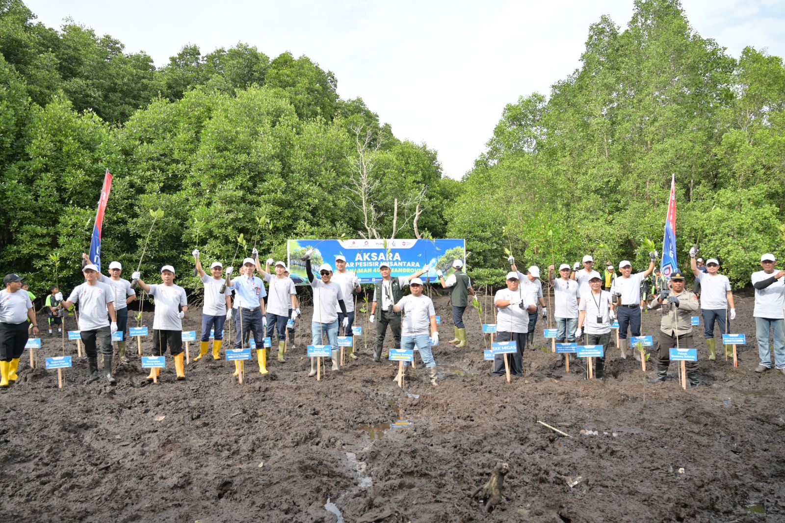 JAGA EKOSISTEM: Wakil Wali Kota Agus Haris menghadiri seremonial penanaman 4.000 pohon mangrove di kawasan Mangrove Berbas Pantai, Kecamatan Bontang Selatan, Kamis (6/11) pagi. (KMF/FIRMAN UNTUK BP)