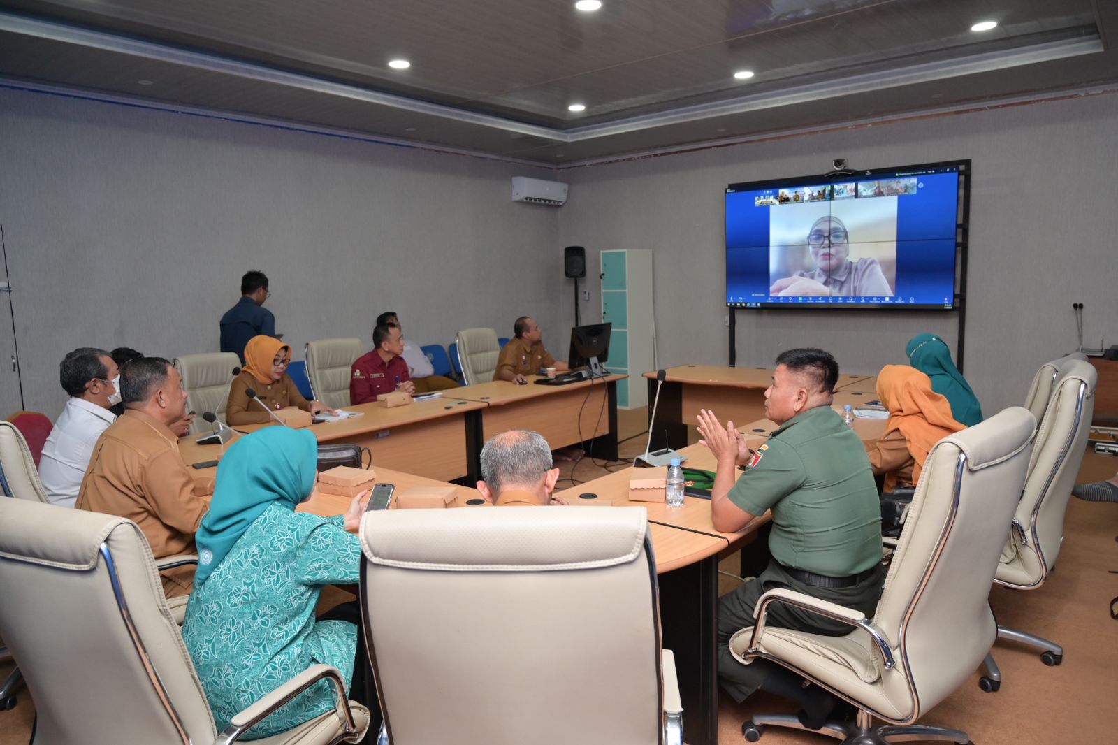 ZOOM MEETING: Wali Kota Bontang Neni Moerniaeni saat mengikuti rapat koordinasi tentang Operasi Timbang Serentak. (KMF-FIRMAN)