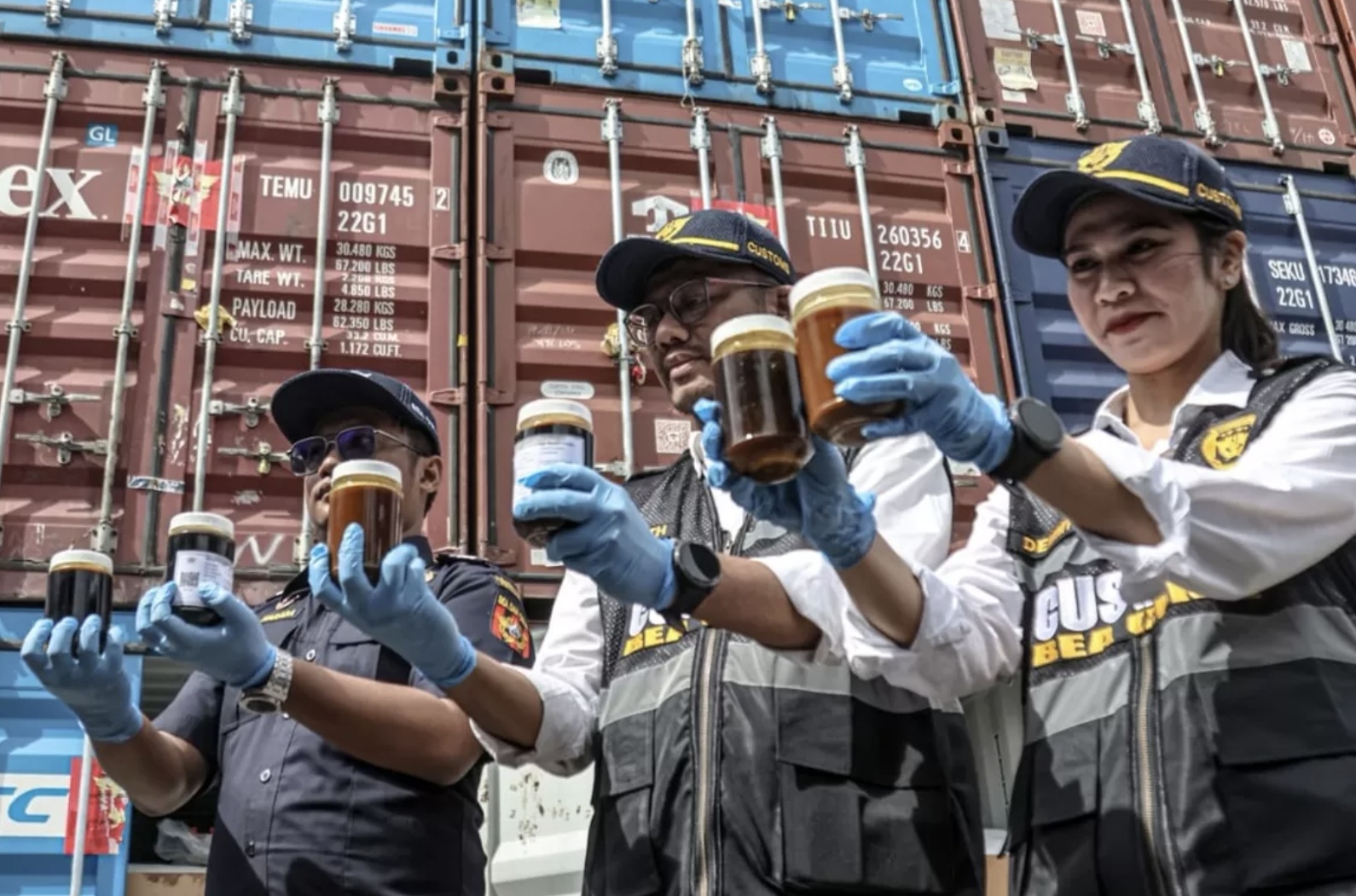Petugas menunjukkan barang bukti saat rilis pengungkapan 87 kontainer pelanggaran ekspor produk turunan CPO di Buffer Area Terminal Kalibaru, Cilincing, Jakarta (06/11/2025). (Hanung Hambara/Jawa Pos)
