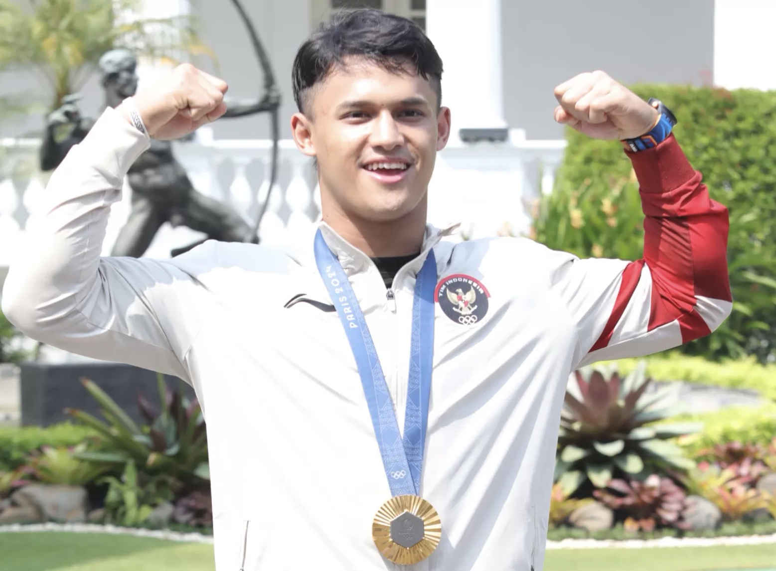 Lifter putra Rizki Juniansyah usai mengikuti acara penyerahan bonus pada kontingen Indonesia yang berlaga di Olimpiade Paris 2024 di Istana Negara Jakarta (15/8/2024). (Fedrik Tarigan/Jawa Pos)