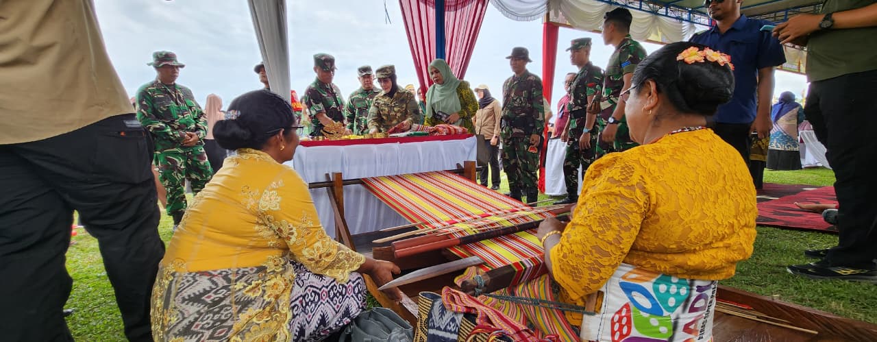 SASARAN TAMBAHAN: Kasdam VI Mulawarman, Brigjen TNI Ari Aryanto, memotong pita tanda peresmian dan penyerahan rumah warga yang dibangun ulang Satgas TMMD di Labanan Makmur, Kamis (6/10). (SENO/BP)