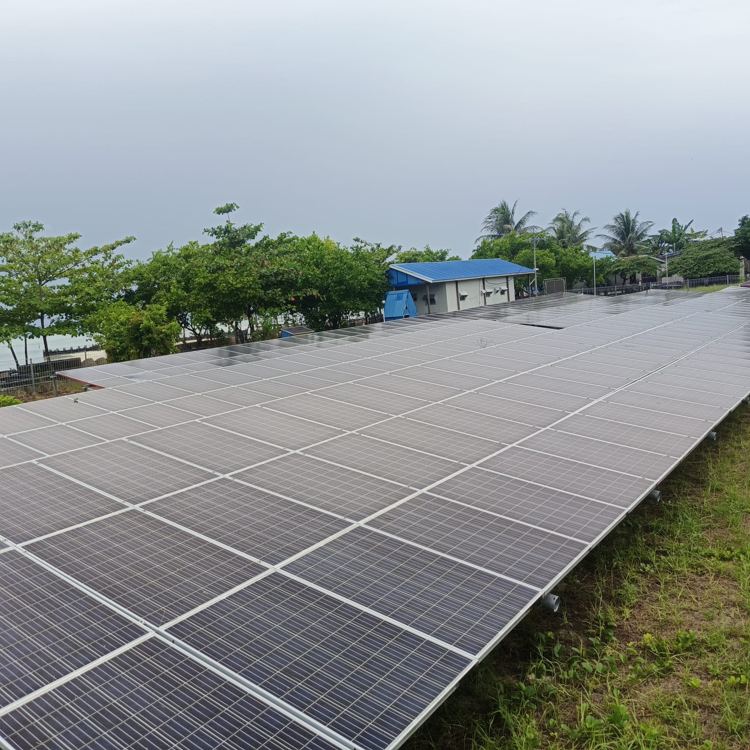 BERHASIL DIKELOLA: PLTS Komunal dengan kapasitas 100 kWp yang dikelola Pemerintah Kampung Balikukup, Kecamatan Batu Putih. (LAHUMADI UNTUK BERAU POST)