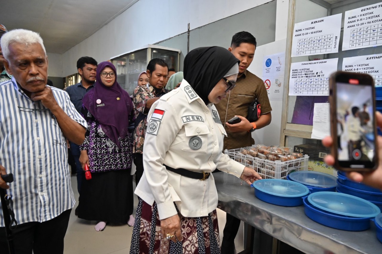 PANTAU: Wali Kota Bontang Neni Moerniaeni melihat pemberian makanan tambahan bagi anak stunting yang dianggarkan melalui APBD Bontang. (DISKOMINFO BONTANG UNTUK BERAU POST)