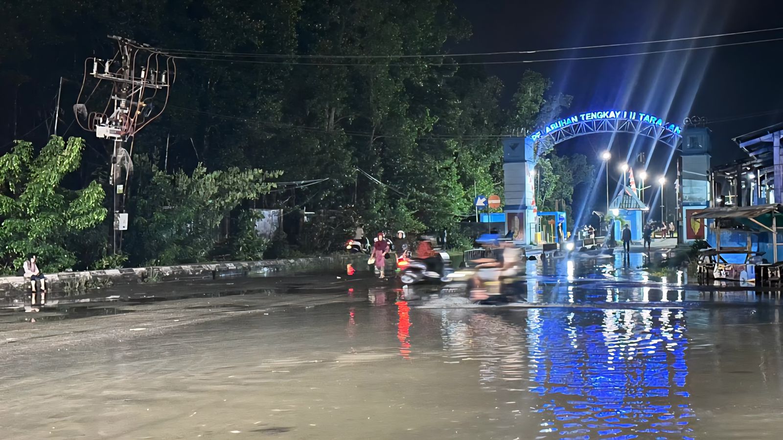 BANJIR ROB: Wilayah Kelurahan Karang Anyar Pantai tergenang akibat banjir rob sekitar pukul 18.30 WITA, Kamis (6/11). (SEPTIAN ASMADI/HRK)