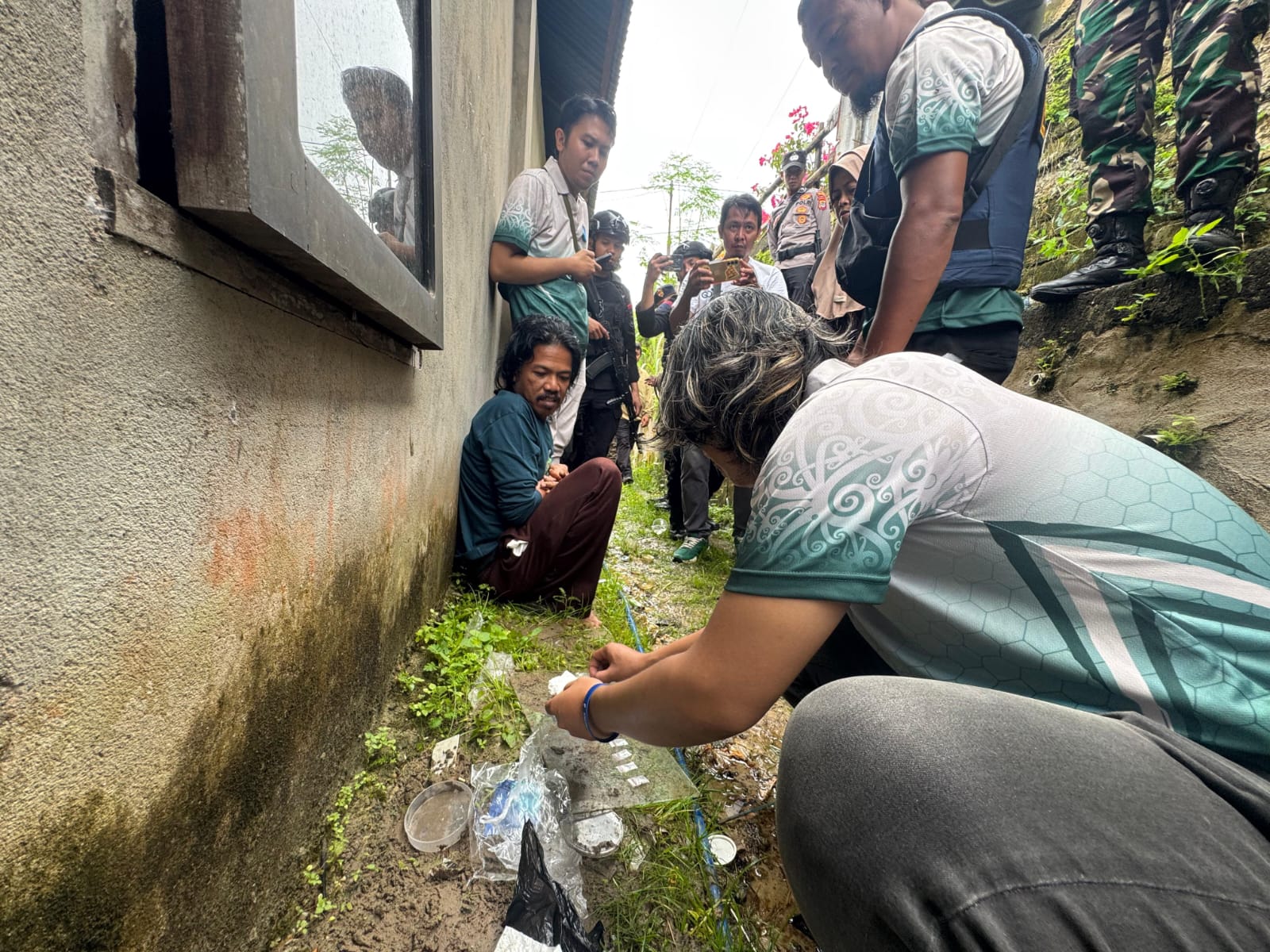 TERCIDUK SIMPAN SABU: Salah seorang warga di RT 20 Kelurahan Juata Permai diduga menyimpan narkotika dari balik jendela rumahnya, Jumat (7/11). (SEPTIAN ASMADI/HRK)