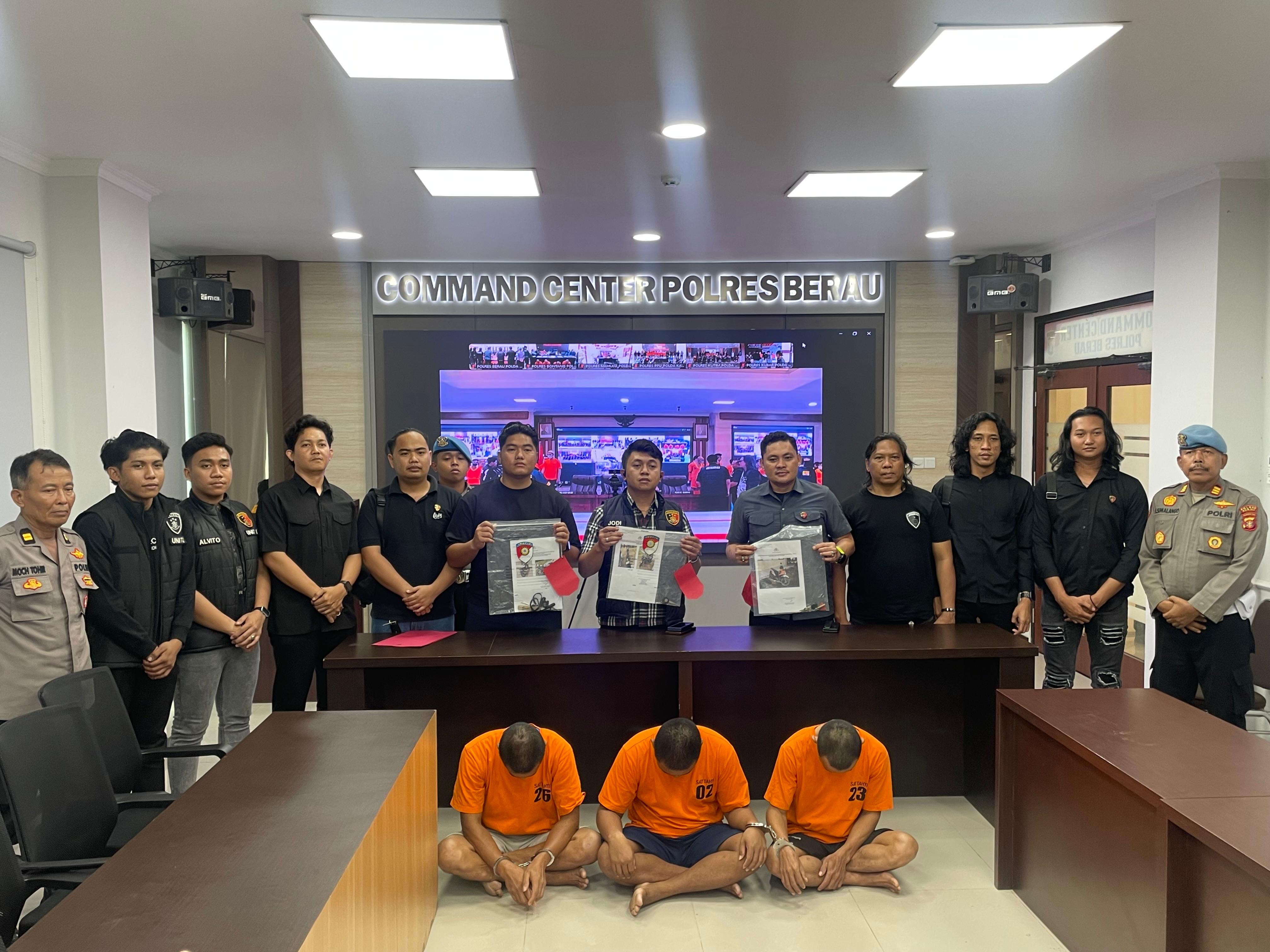 TAK BERKUTIK: Para pelaku turut dihadirkan dalam konferensi pers yang digelar di Mapolres Berau kemarin (7/11). (ARTA KUSUMA YUNANDA/BP)