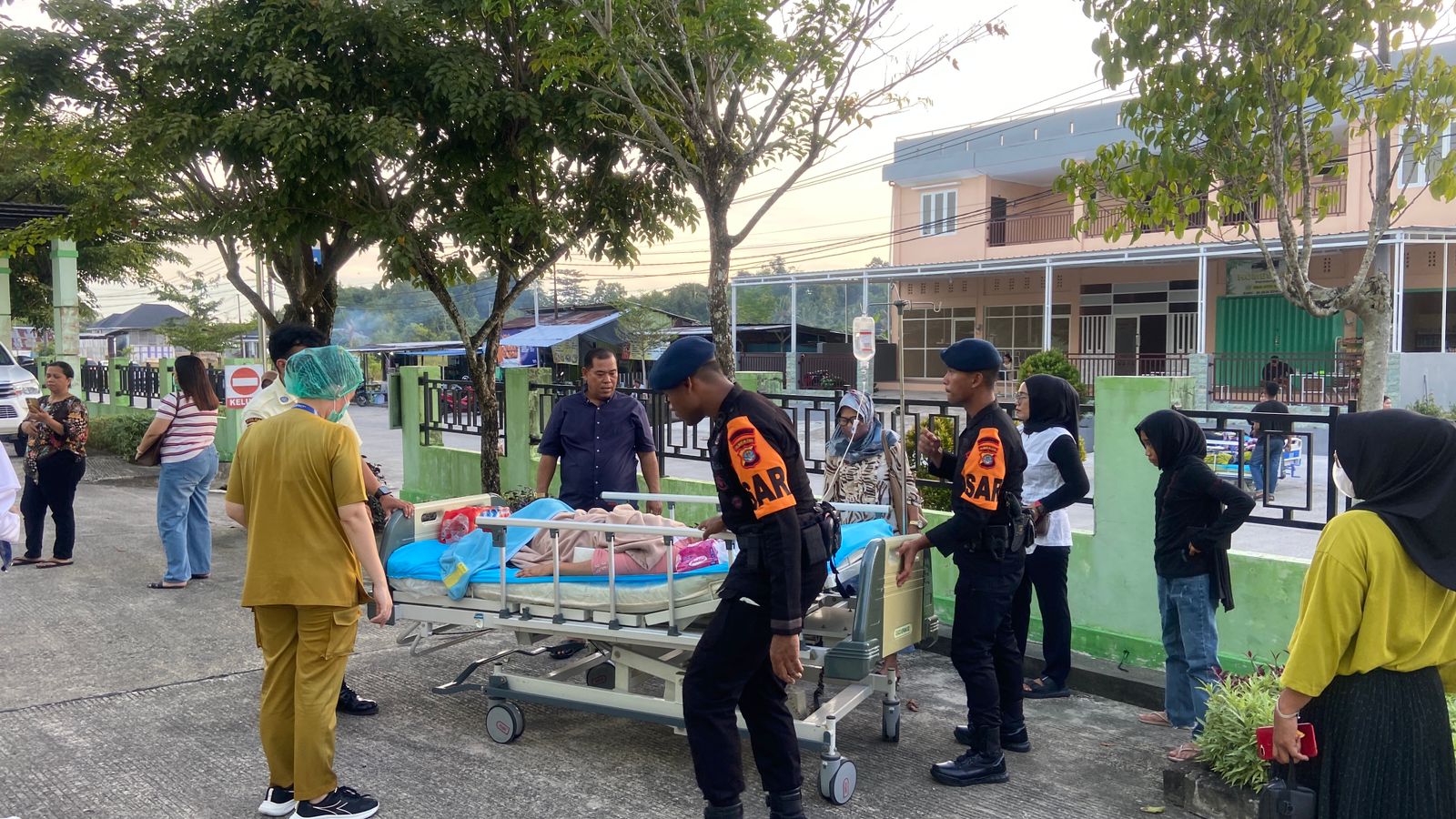 BANTU PASIEN: Personel Satbrimob Polda Kaltara bantu menangani pasien di RSUKT saat terjadi gempa, Sabtu (8/11). (POLDA KALTARA UNTUK HRK)
