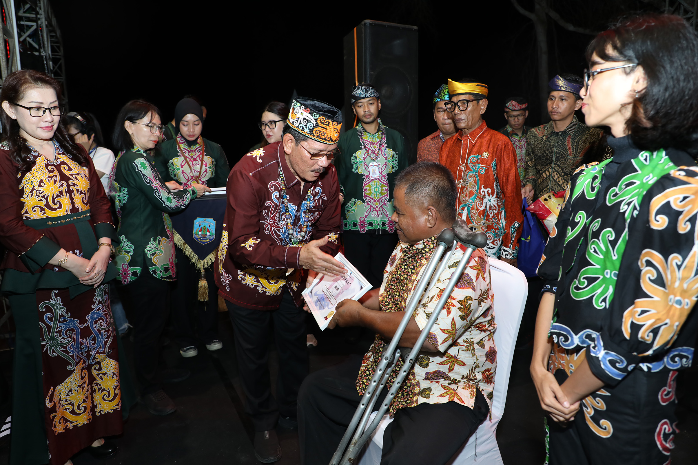 STUNTING: Wagub Kaltara Ingkong Ala, serahkan penghargaan kepada Pemkab dan Kota Terbaik, dalam Penilaian Kinerja Pelaksanaan 8 Aksi Konvergensi Percepatan Penurunan Stunting. (DKISP KALTARA)