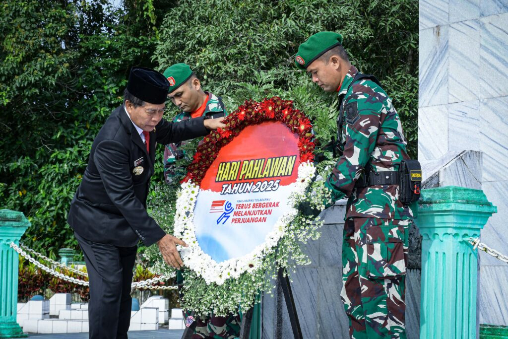 PENUH KHIDMAT: Gubernur Kalimantan Utara (Kaltara) Zainal A. Paliwang, berikan karangan bunga di Taman Makam Pahlawan Telabang Bangsa, Senin (10/11) pagi. (DKISP KALTARA)