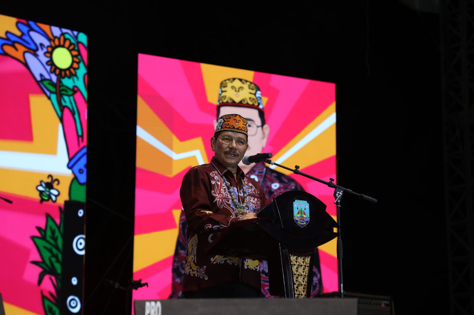 PEMBUKAAN: Wagub Kaltara Ingkong Ala, memberikan sambutan kegiatan Benuanta Fest 2k25 di Kebun Raya Bundayati Tanjung Selor, Sabtu (8/11) malam. (DKISP KALTARA)