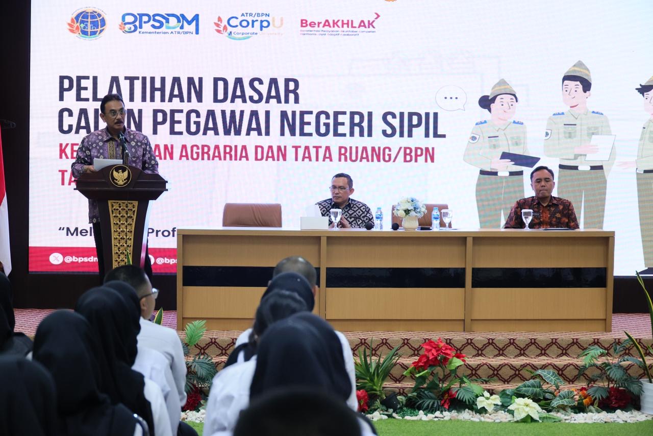 LATSAR: Sekjer ATR/BPN Dalu Agung Darmawan, resmi menutup Pelatihan Dasar (Latsar) Calon Pegawai Negeri Sipil (CPNS) Angkatan I hingga VIII Gelombang 1 Tahun 2025. (ATR/BPN)