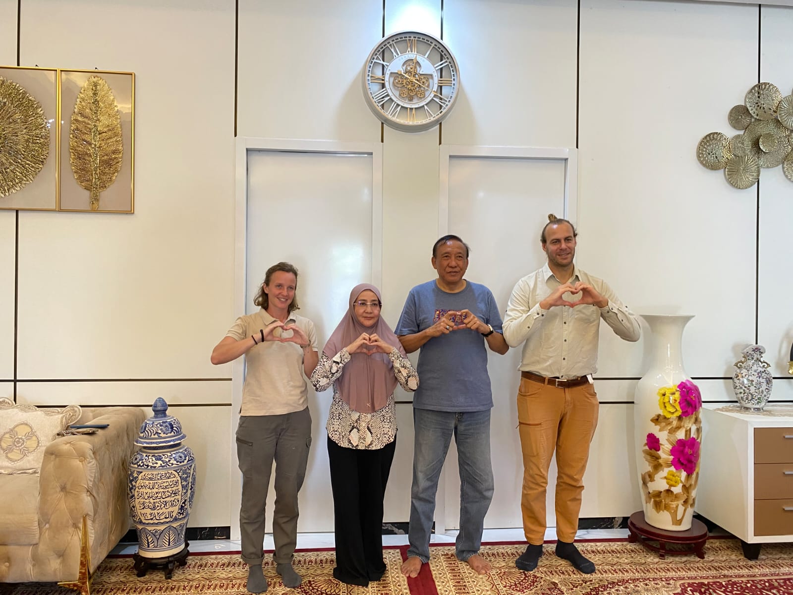 MENDUNIA: Perwakilan produsen cokelat premium asal Prancis, Valrhona, bersilaturahmi di kediaman bupati, Minggu (9/11). (SENO/BP)