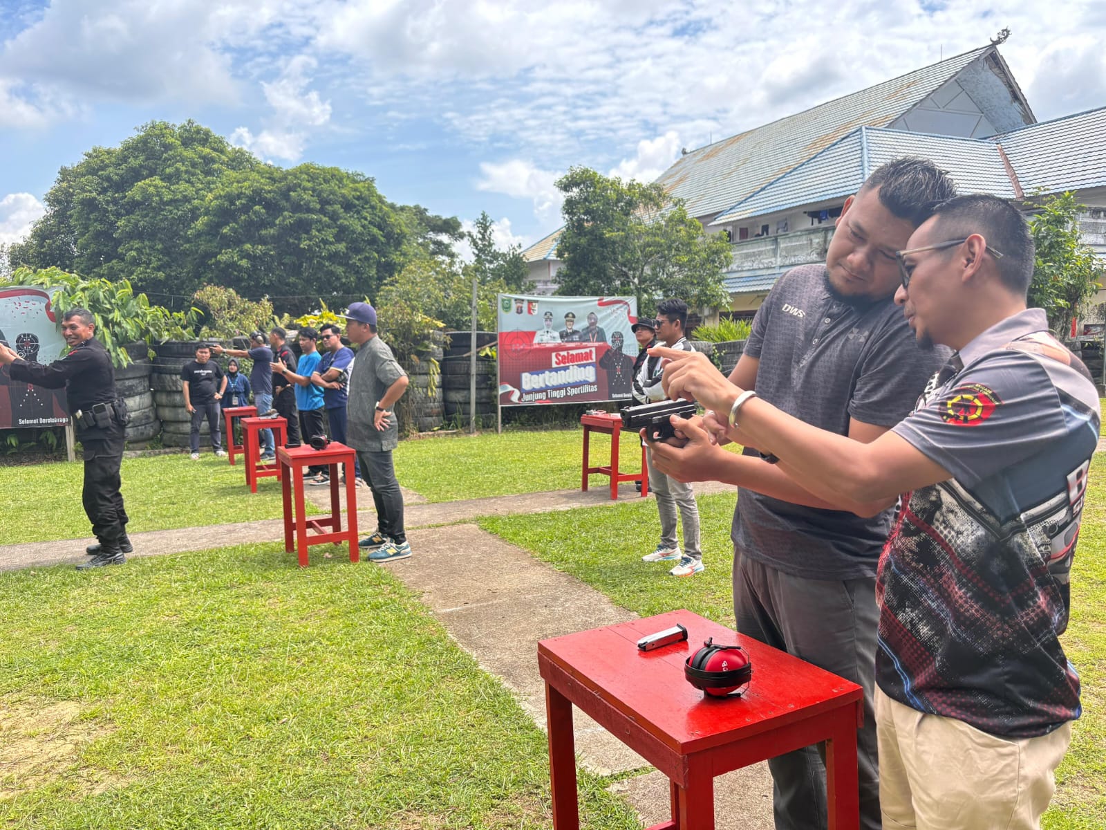 BIDIK: Sekretaris PWI Berau Dedy Warseto, mendapat pembekalan penggunaan senjata dari jajaran Brimob, sebelum melakukan tembak target saat Ngopi Bareng PWI Berau bersama Brimob. (SENO/BP)