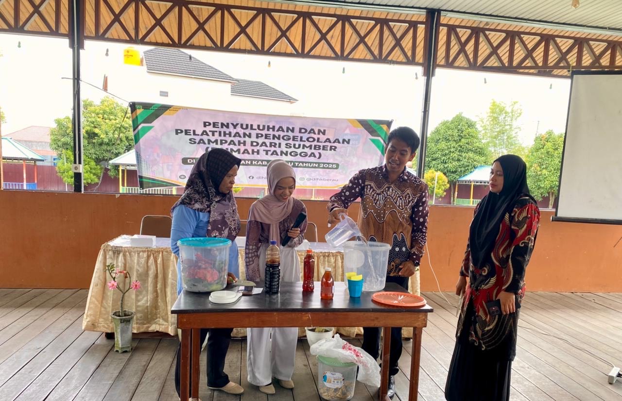 KELOLA SAMPAH: DLHK Berau saat memberikan pelatihan dan penyuluhan pengelolaan sampah rumah tangga di Kelurahan Gunung Panjang Kecamatan Tanjung Redeb. (IZZA/BP)
