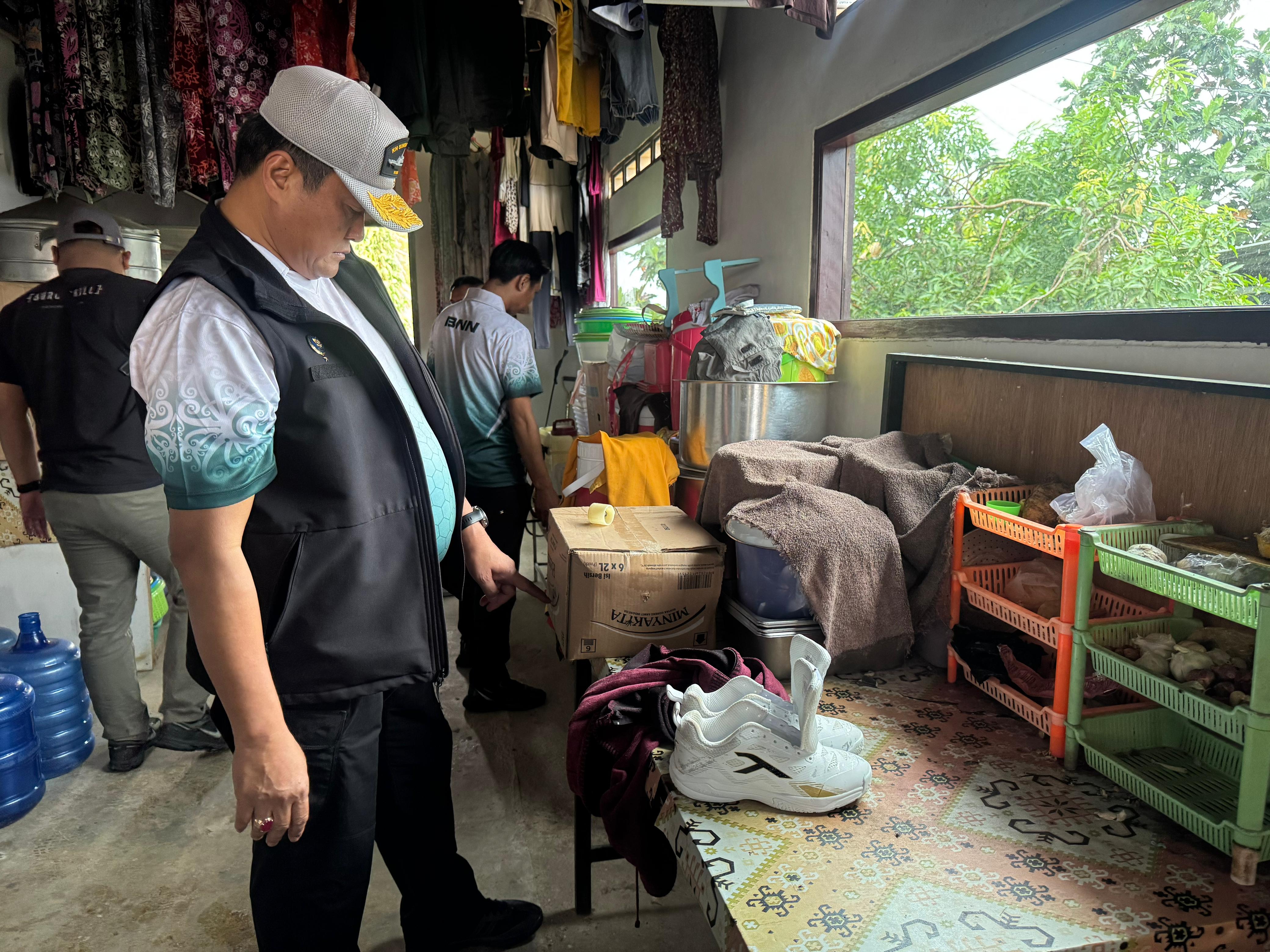 BERANTAS NARKOBA: Kepala BNNP Kaltara Brigjen Pol Tatar Nugroho lakukan Operasi Pemulihan Kampung Rawan Narkotika Terpadu di dua titik rawan Tarakan, Senin (10/11). (SEPTIAN ASMADI/HRK)