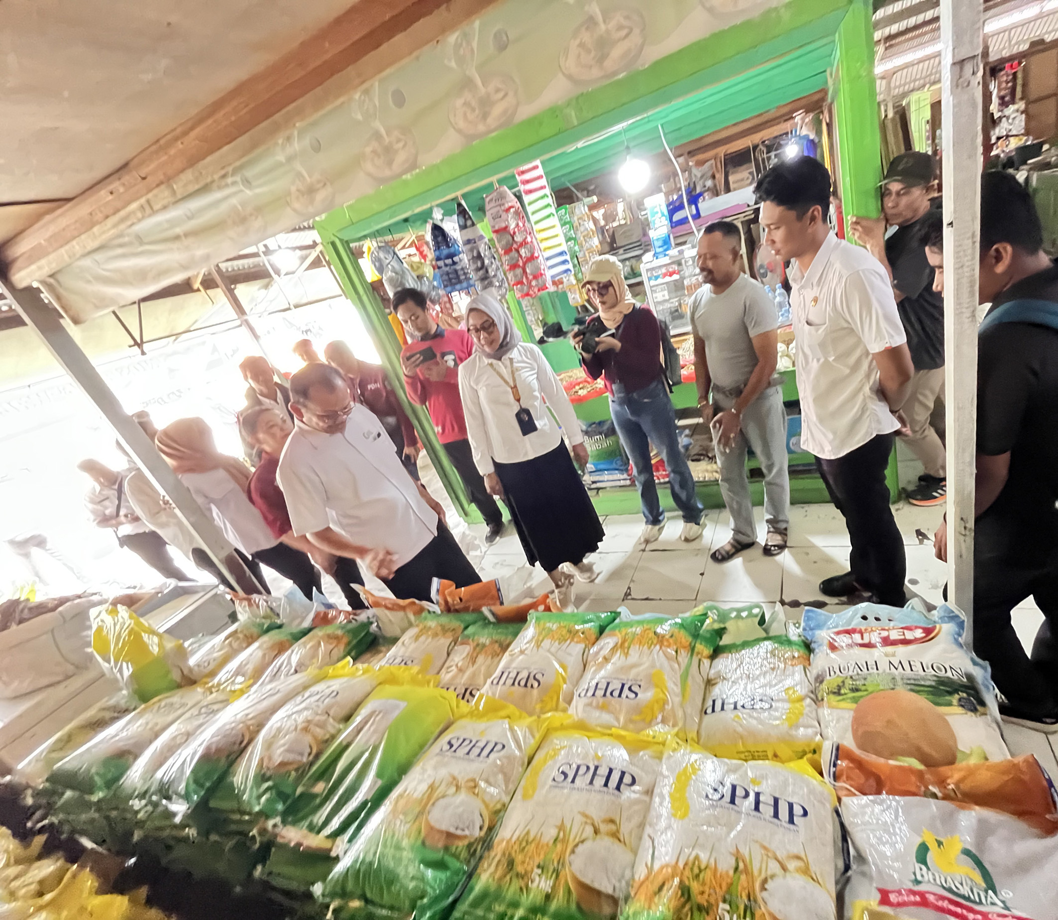 SIDAK HARGA BERAS: Tim Satgas bersama Bapanas saat lakukan sidak di Pasar Induk Tanjung Selor, beberapa waktu lalu. (HRK)