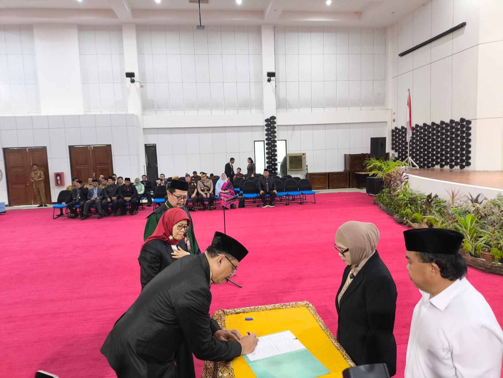 DILANTIK: Wali Kota Bontang Neni Moerniaeni saat melantik Akhmad Suharto sebagai Pj Sekda Bontang. (NASRULLAH UNTUK BERAU POST)