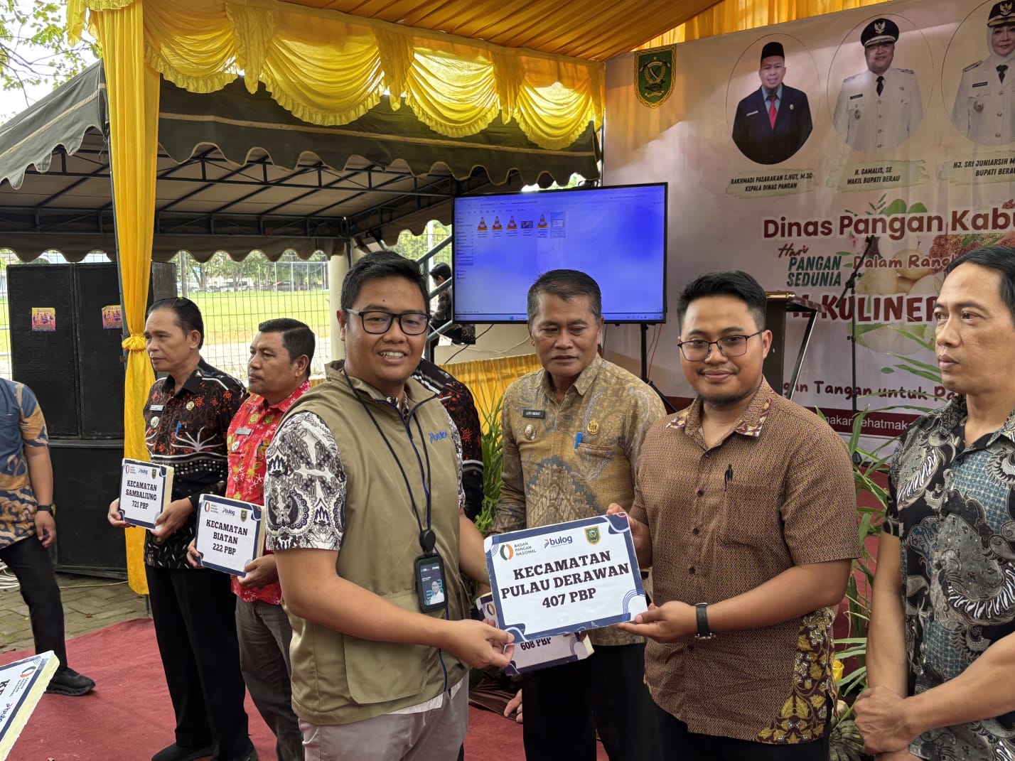 DISALURKAN: Perwakilan Pemkab Berau menyalurkan secara simbolis bantuan pangan kepada salah satu kecamatan di Kabupaten Berau. (IZZA/BP)