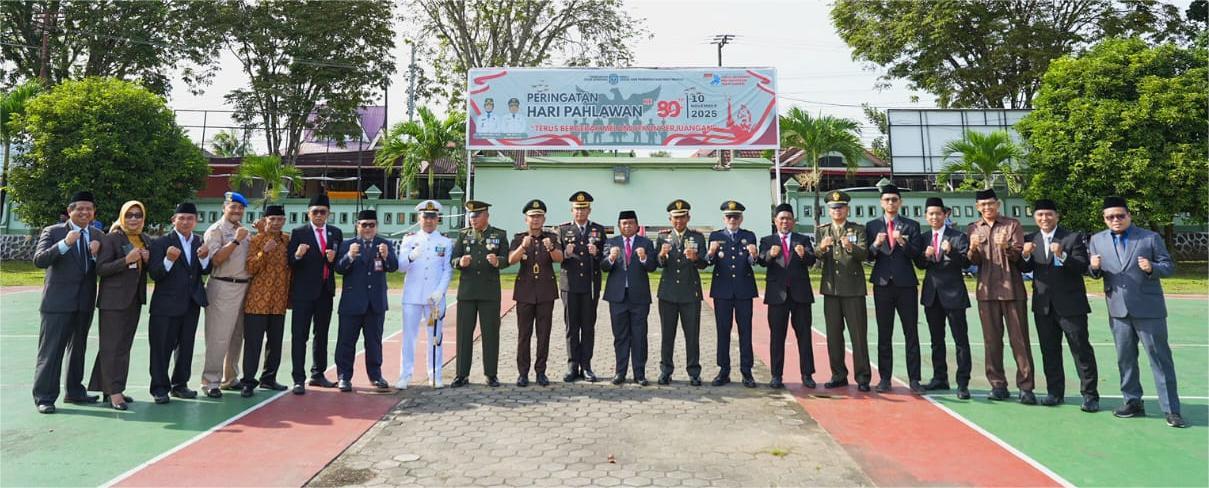 HARI PAHLAWAN: Wakil Wali Kota Bontang Agus Haris berfoto bersama seusai upacara Hari Pahlawan. (KMF-ADIEPRAJA UNTUK BERAU POST)